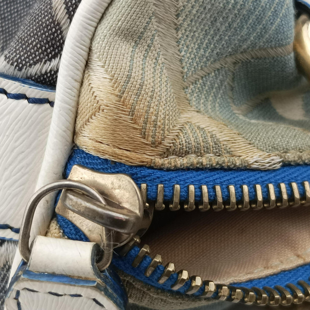 Pre-owned Fendi Forever Gradient Print White×Blue Canvas × Leather 8BL068 handbag | stylenewstar