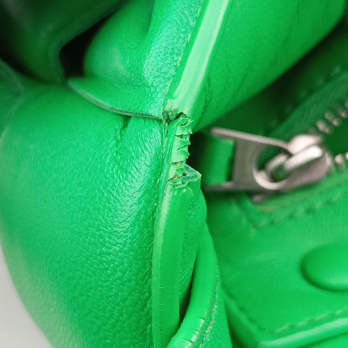 Pre-owned Bottega Veneta Padded Cassette Green lambskin  shoulderbag | stylenewstar