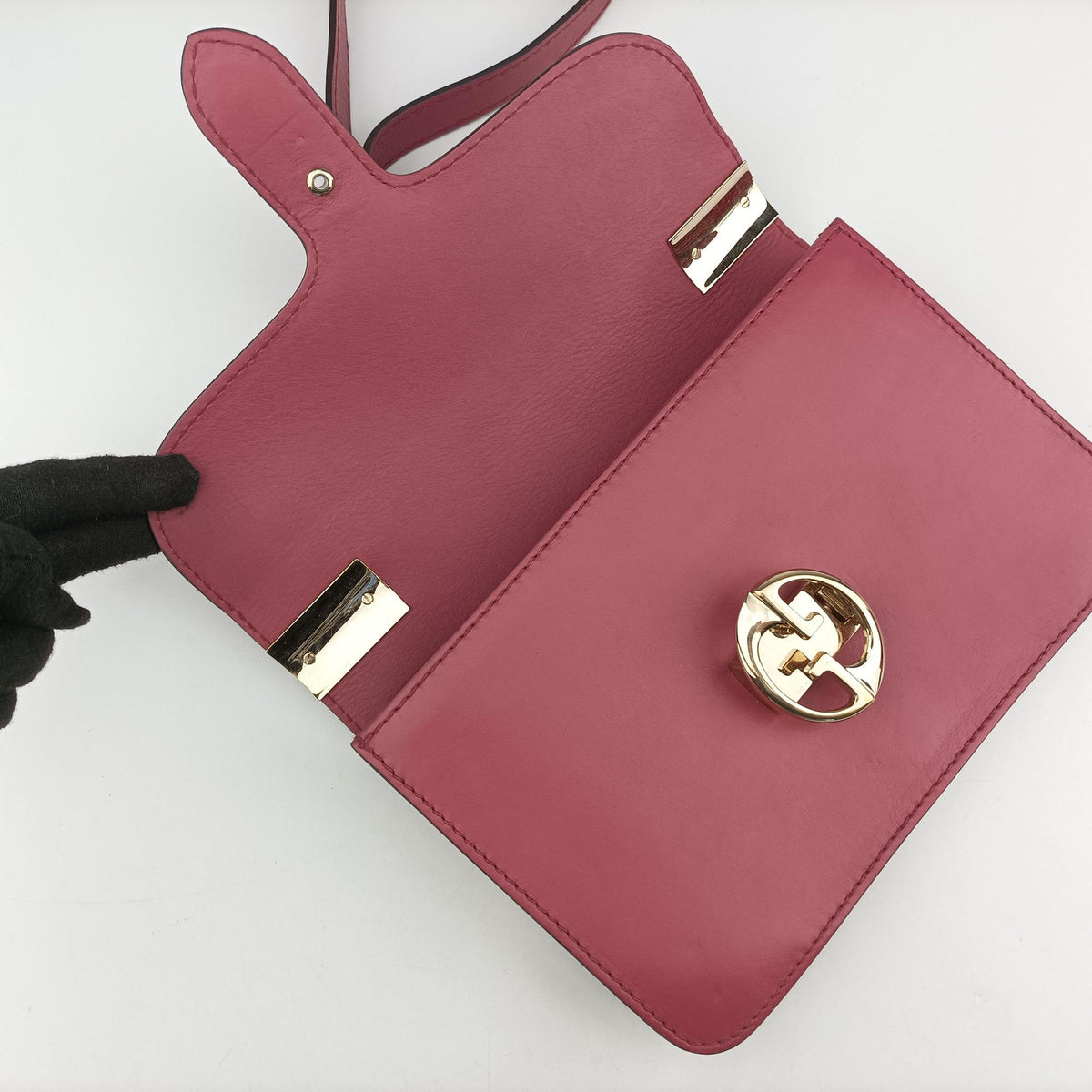 Vintage Gucci Interlocking 1973 Flap Pink Leather 277522 shoulderbag | stylenewstar