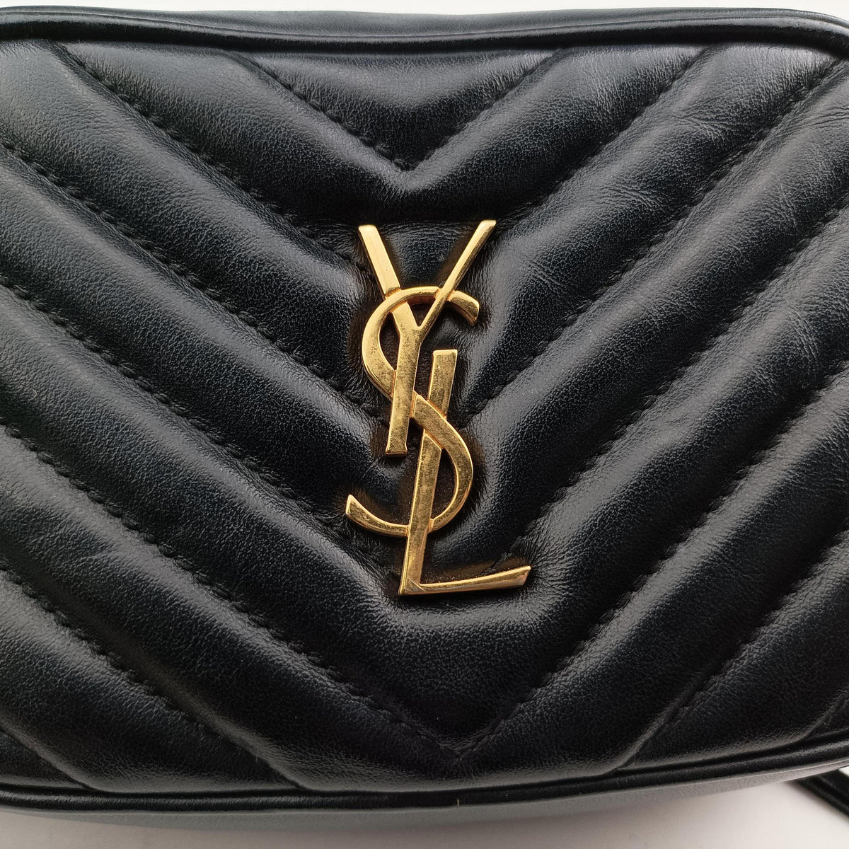 Pre-owned Yves Saint Laurent LOU camera Black Leather 534817 shoulderbag | stylenewstar