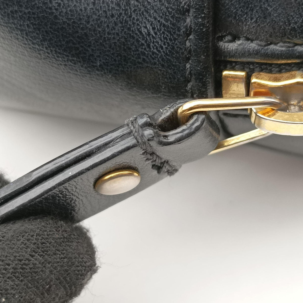 Pre-owned Yves Saint Laurent LOU camera Black Leather 534817 shoulderbag | stylenewstar