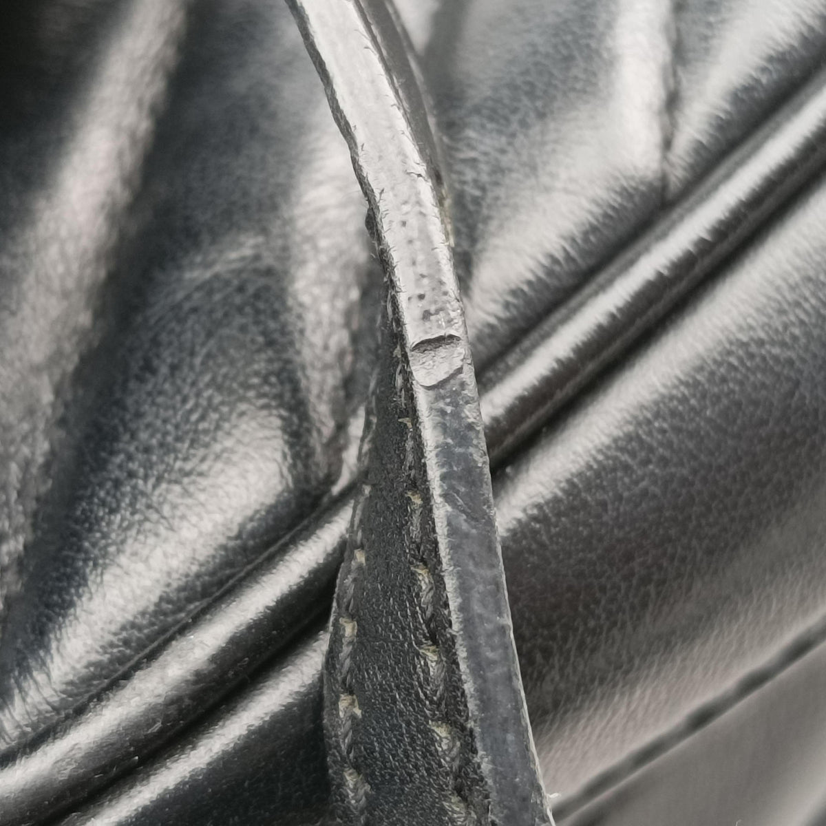Pre-owned Yves Saint Laurent LOU camera Black Leather 534817 shoulderbag | stylenewstar
