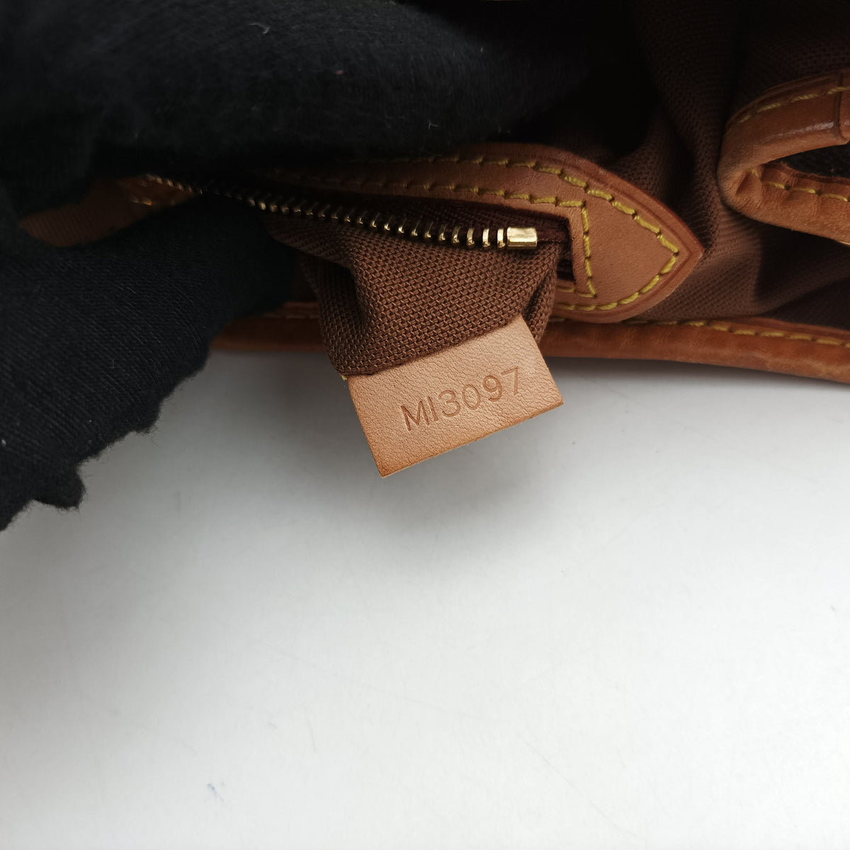 Pre-owned Louis Vuitton Batignolles Vertical Brown Monogram canvas M51153 shoulderbag | stylenewstar