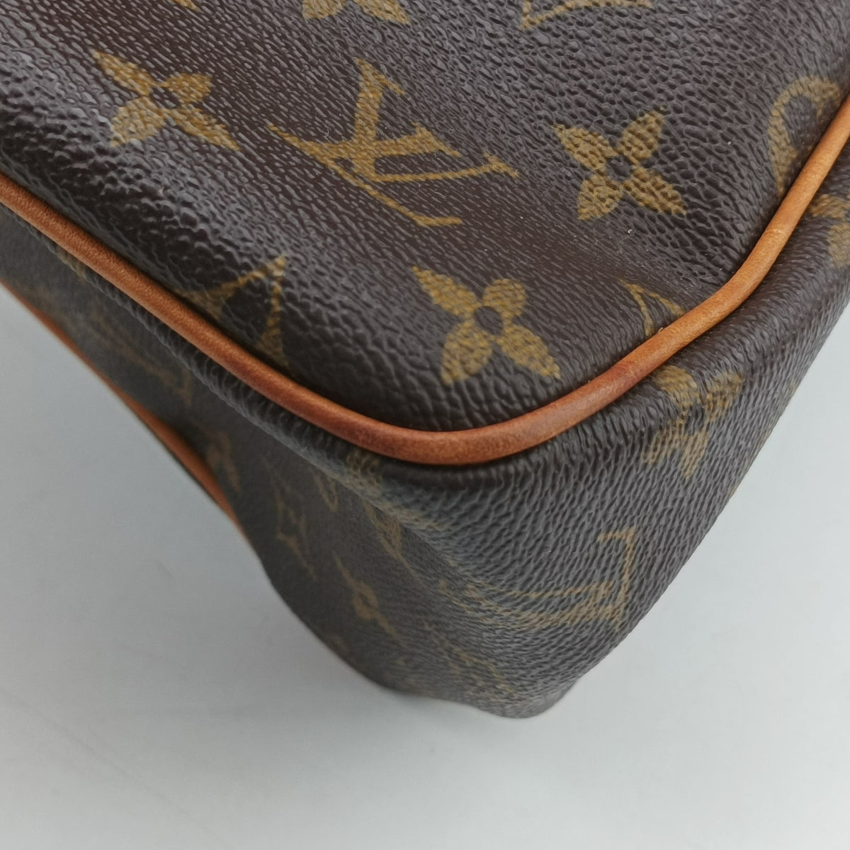 Pre-owned Louis Vuitton Batignolles Vertical Brown Monogram canvas M51153 shoulderbag | stylenewstar