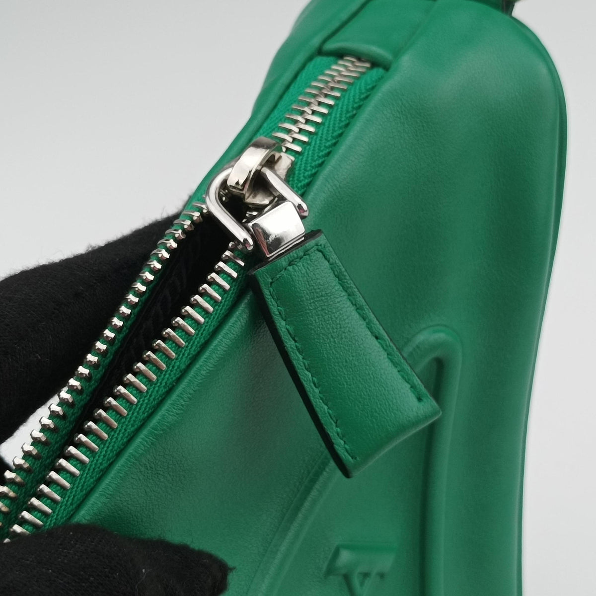 Vintage Prada triangle embossed logo Green Leather 1BH190 shoulderbag | stylenewstar