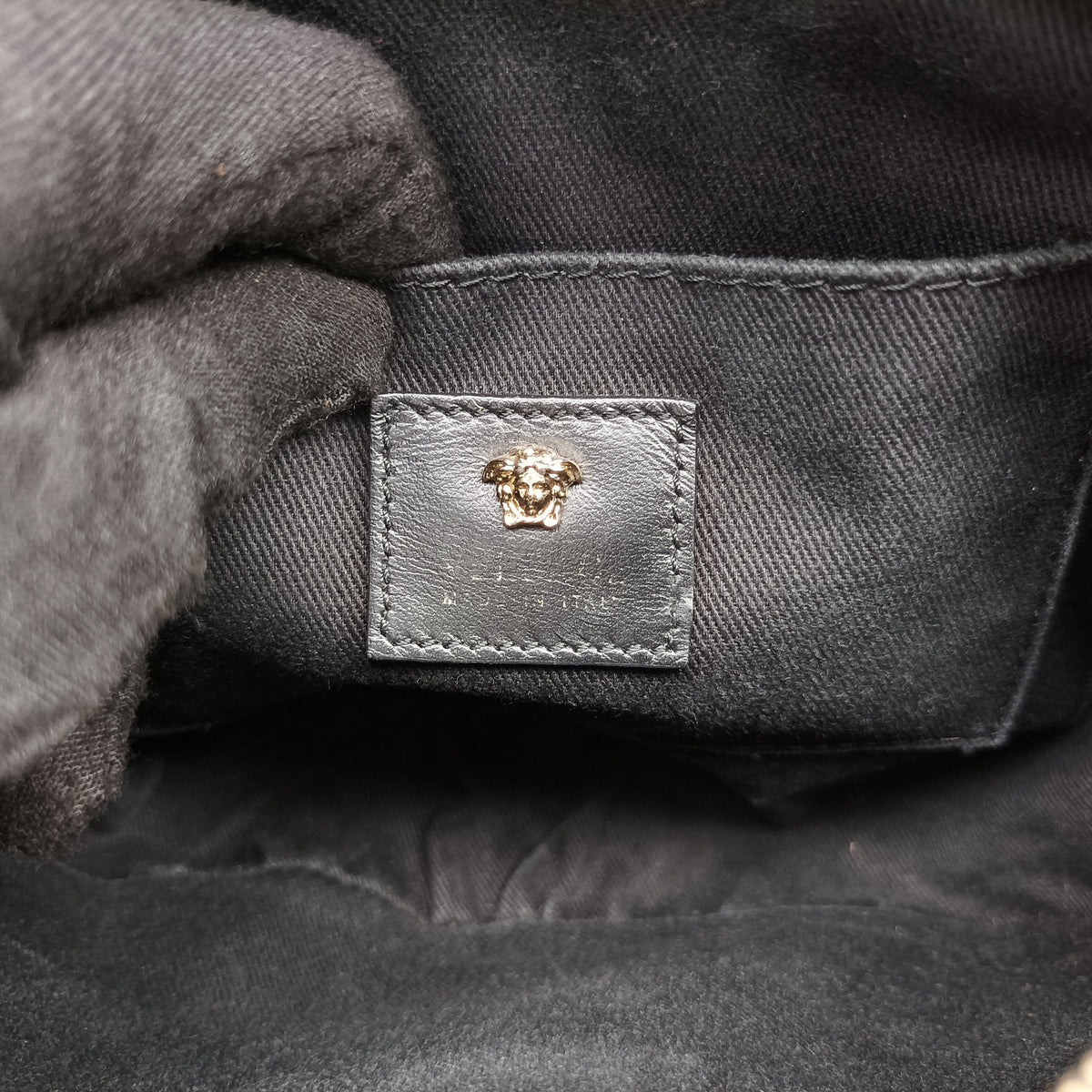 Secondhand VERSACE La Medusa Black Leather  shoulderbag | stylenewstar