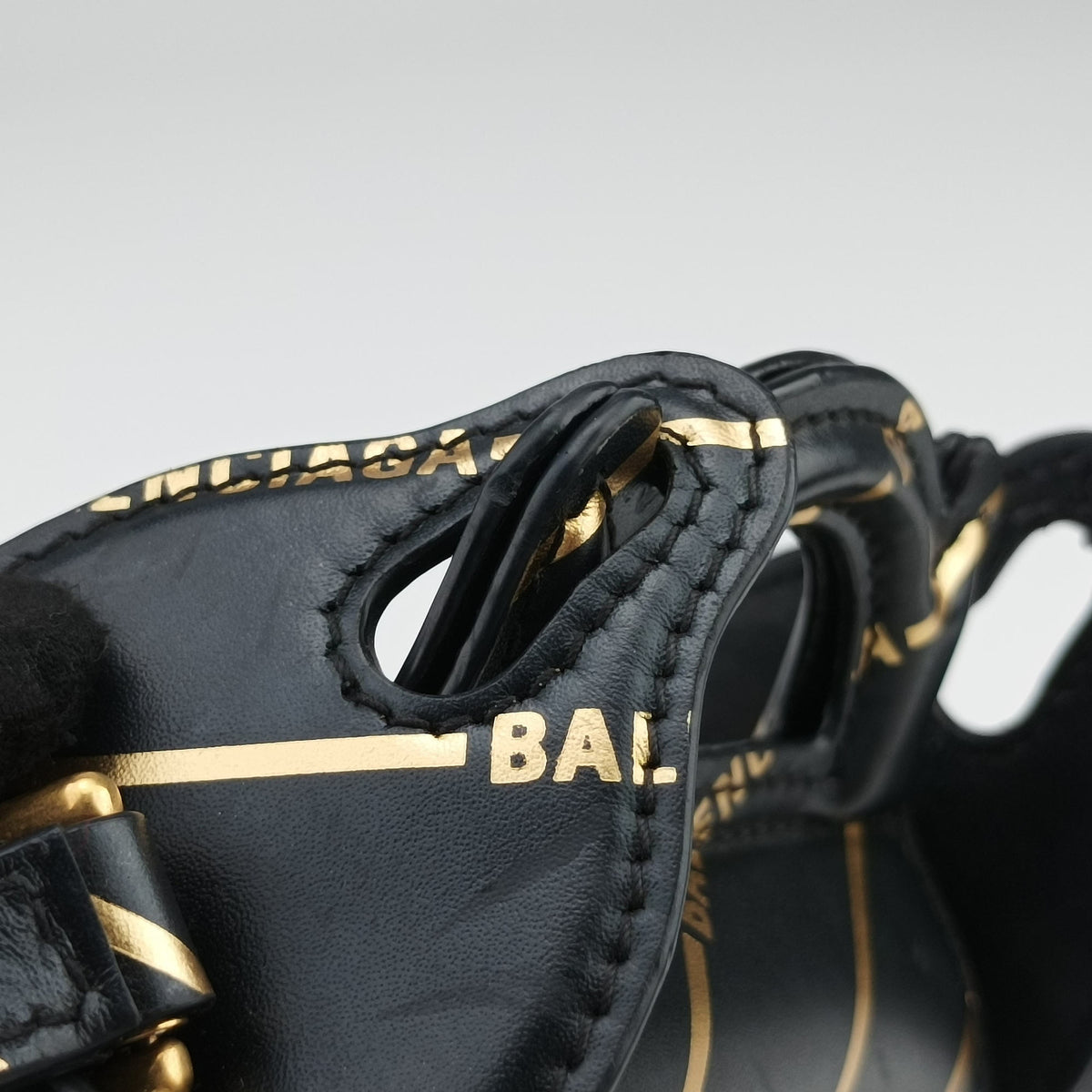 Secondhand Balenciaga Logo Print Box Black Leather  shoulderbag | stylenewstar