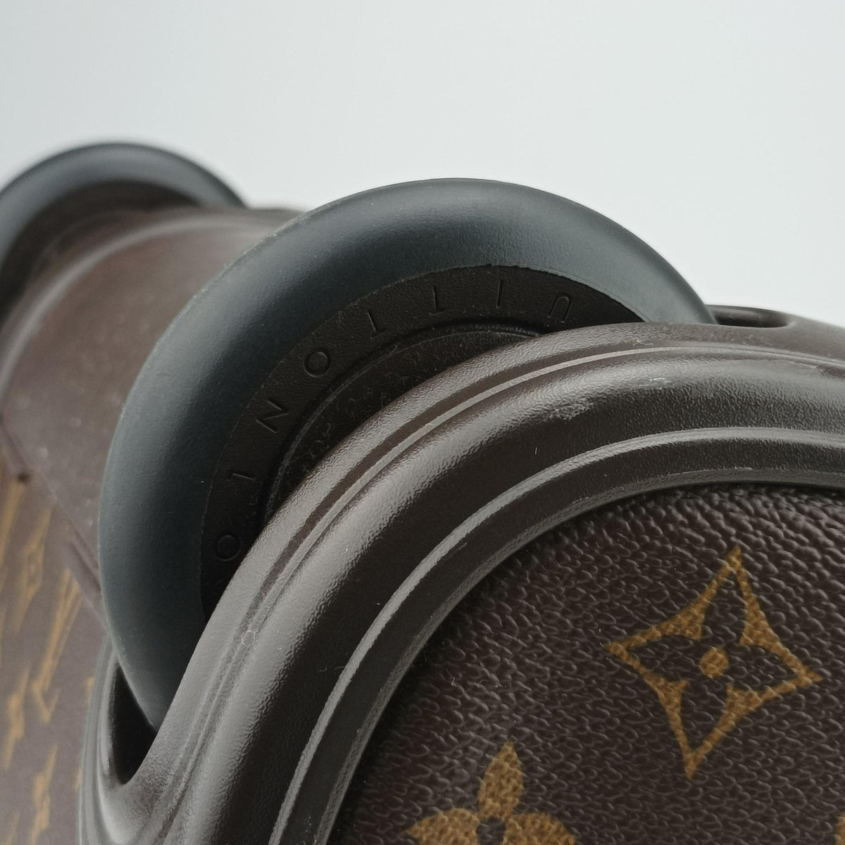 Secondhand Louis Vuitton Eole 50 brown Monogram Canvas M23204 suitcase | stylenewstar