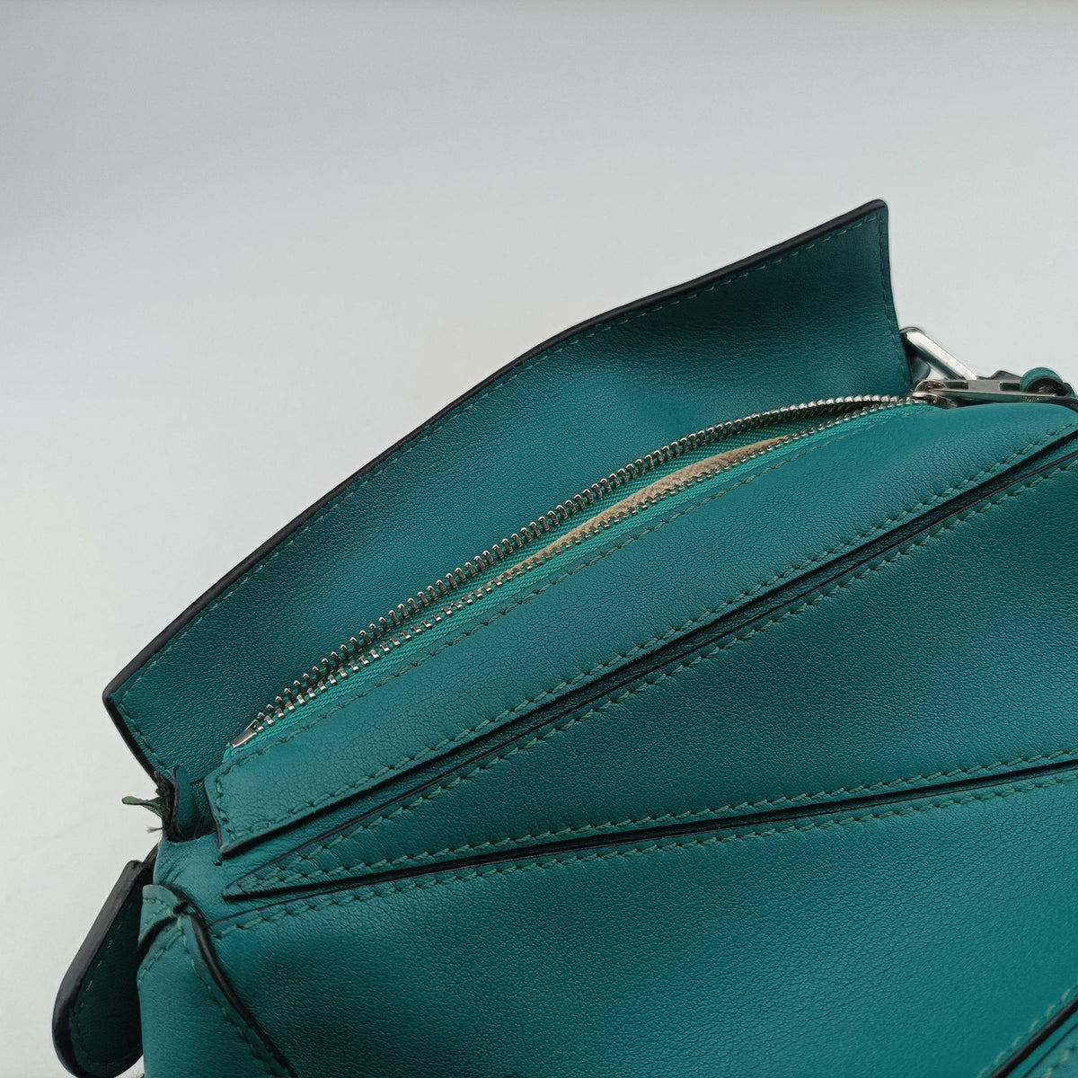 Pre-owned Loewe Puzzle Green Leather  shoulderbag | stylenewstar