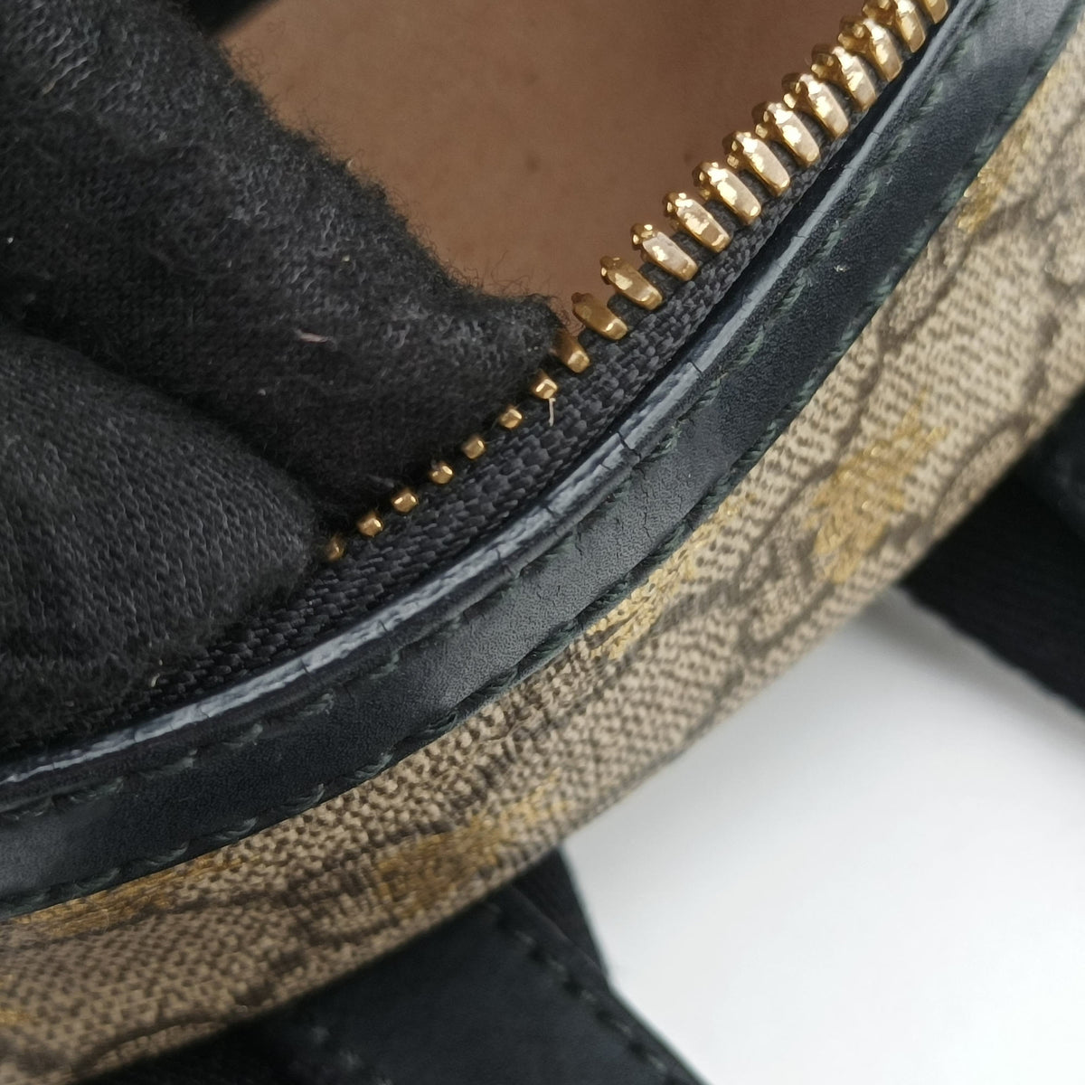 Pre-owned Gucci Bee GG Supreme beige×black PVC coated canvas×leather 427042 backpack/rucksack | stylenewstar