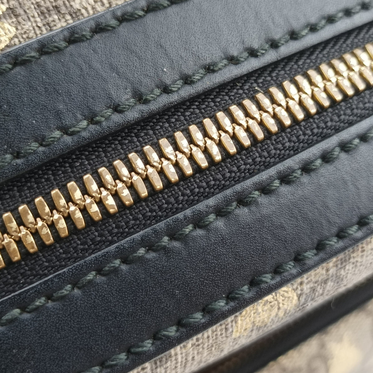 Pre-owned Gucci Bee GG Supreme beige×black PVC coated canvas×leather 427042 backpack/rucksack | stylenewstar