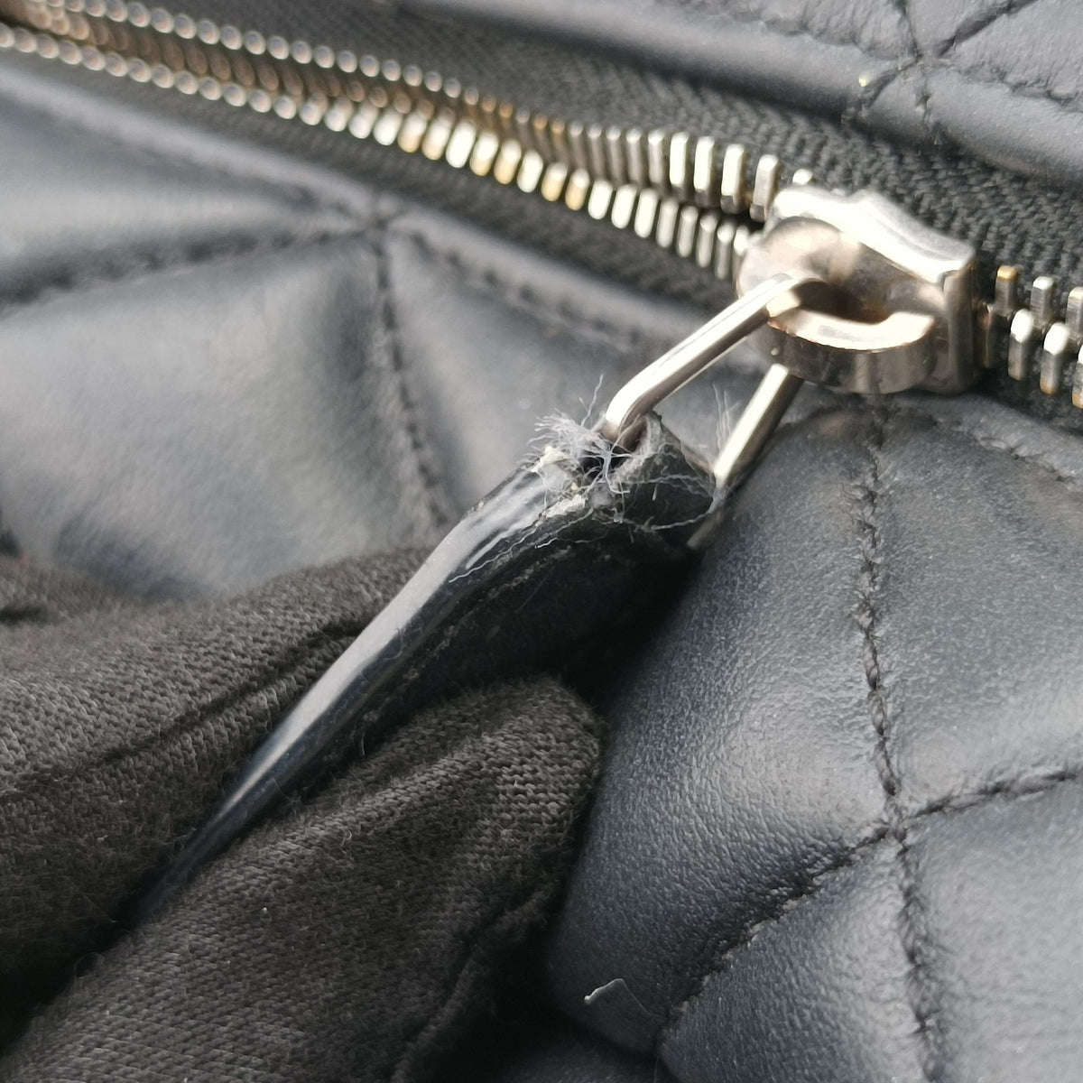 Pre-owned Yves Saint Laurent LOULOU Black Leather 454317 shoulderbag | stylenewstar