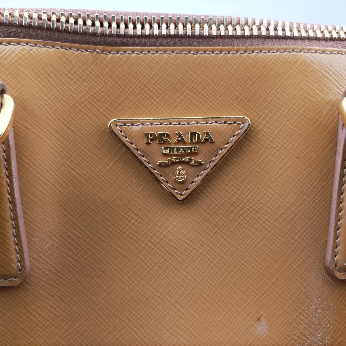 Pre-owned Prada Promenade Beige Patent SAFFIANO Leather BN2558 handbag | stylenewstar
