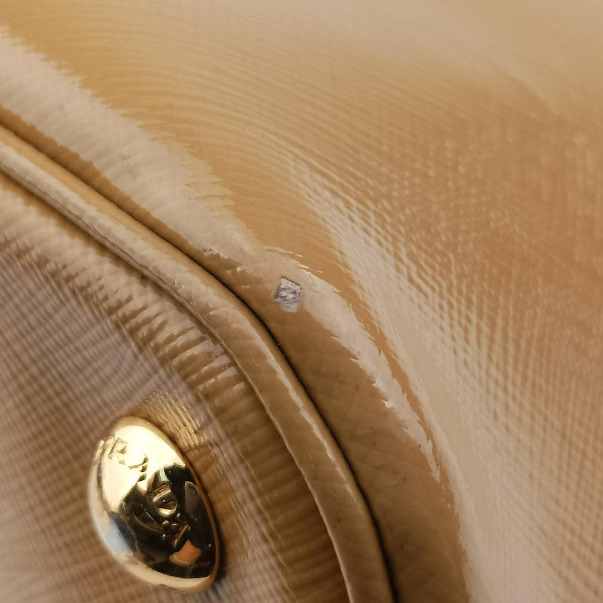 Pre-owned Prada Promenade Beige Patent SAFFIANO Leather BN2558 handbag | stylenewstar