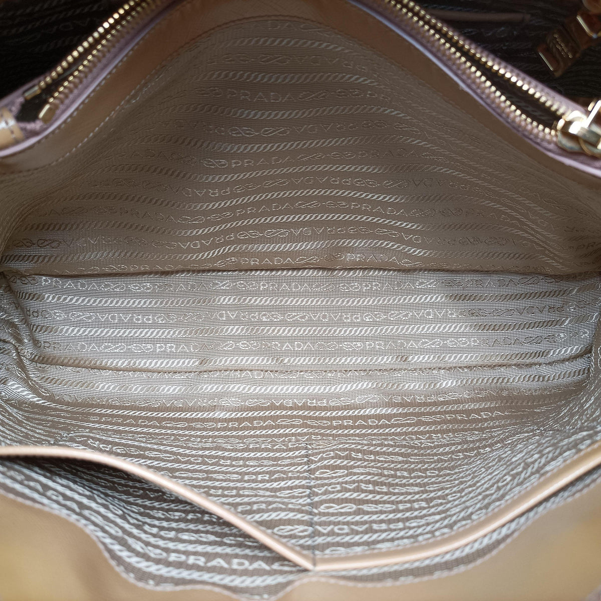 Pre-owned Prada Promenade Beige Patent SAFFIANO Leather BN2558 handbag | stylenewstar