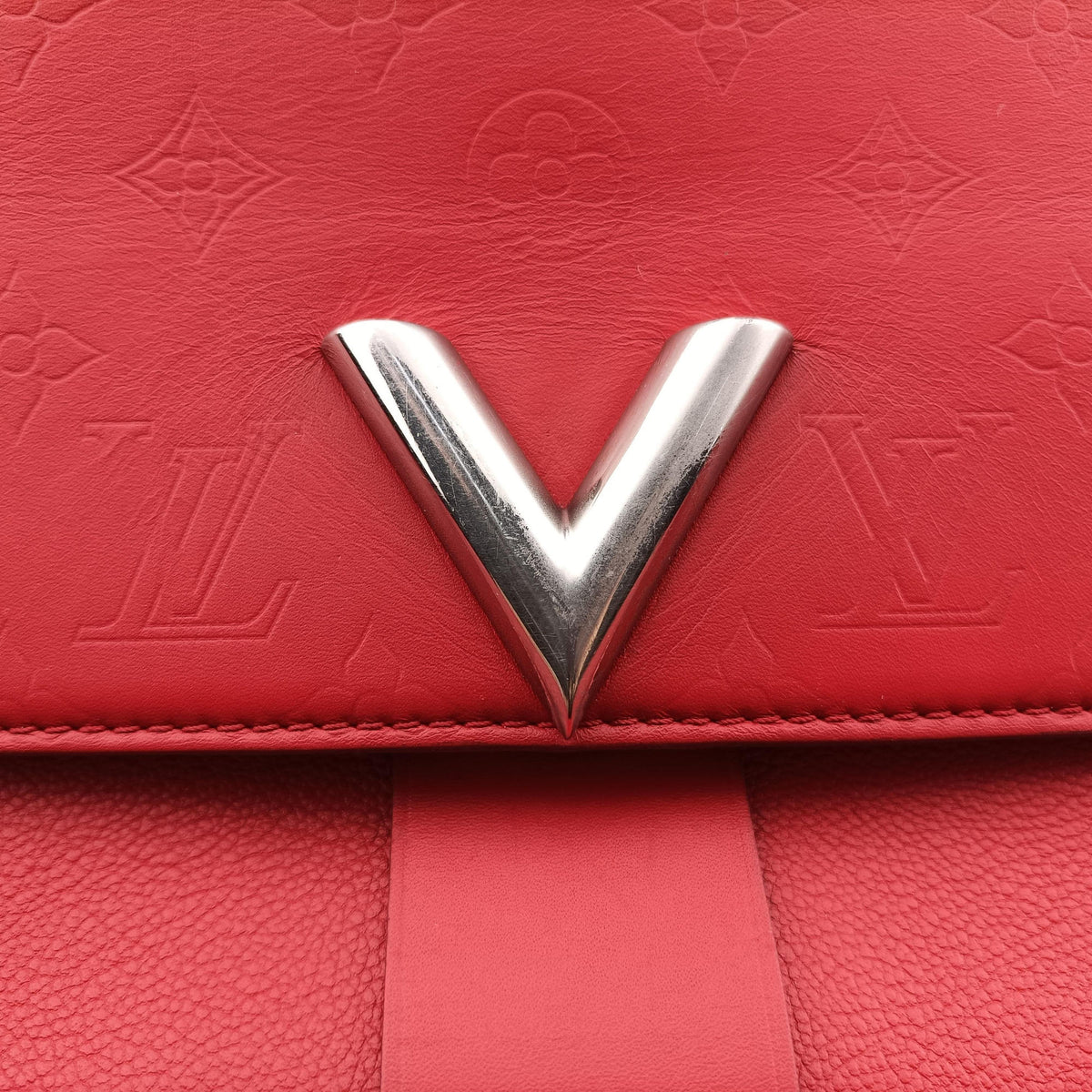 Vintage Louis Vuitton VERY ruby Leather M42905 shoulderbag | stylenewstar