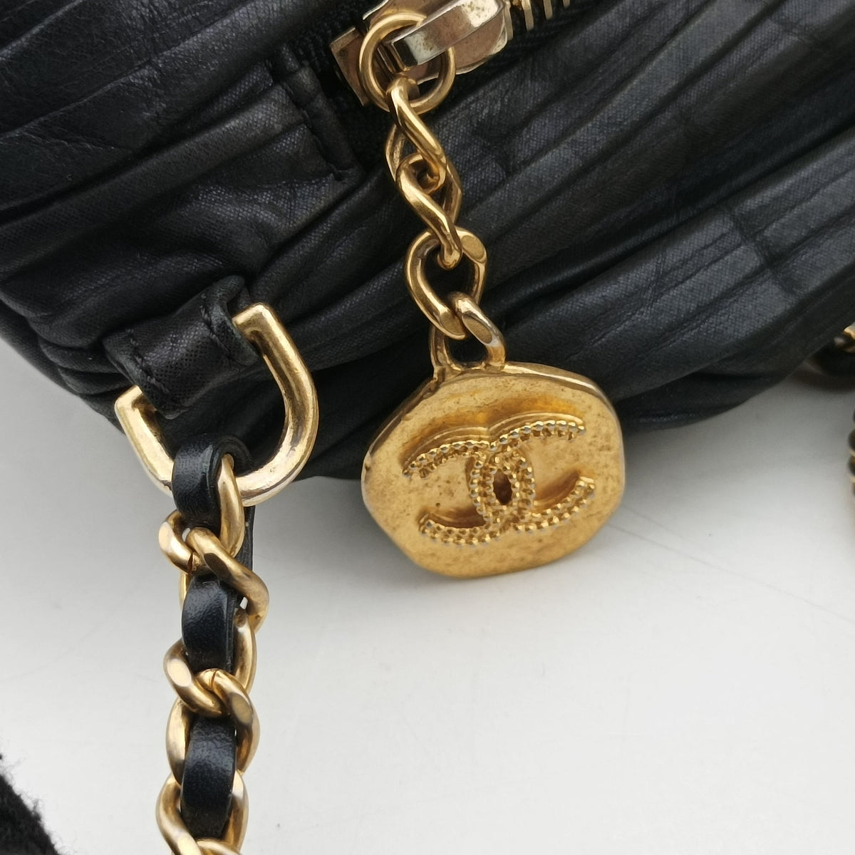 Pre-owned Chanel Coco Pleats Drawstring Black Leather  shoulderbag | stylenewstar