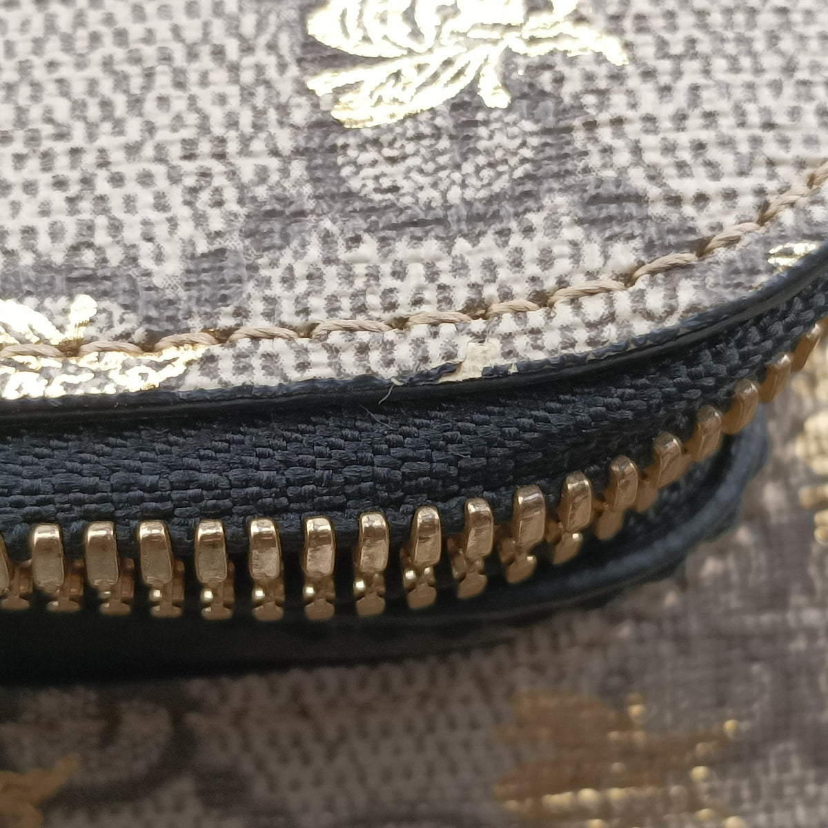 Pre-owned Gucci Bee GG Supreme beige×black PVC coated canvas×leather 427042 backpack/rucksack | stylenewstar