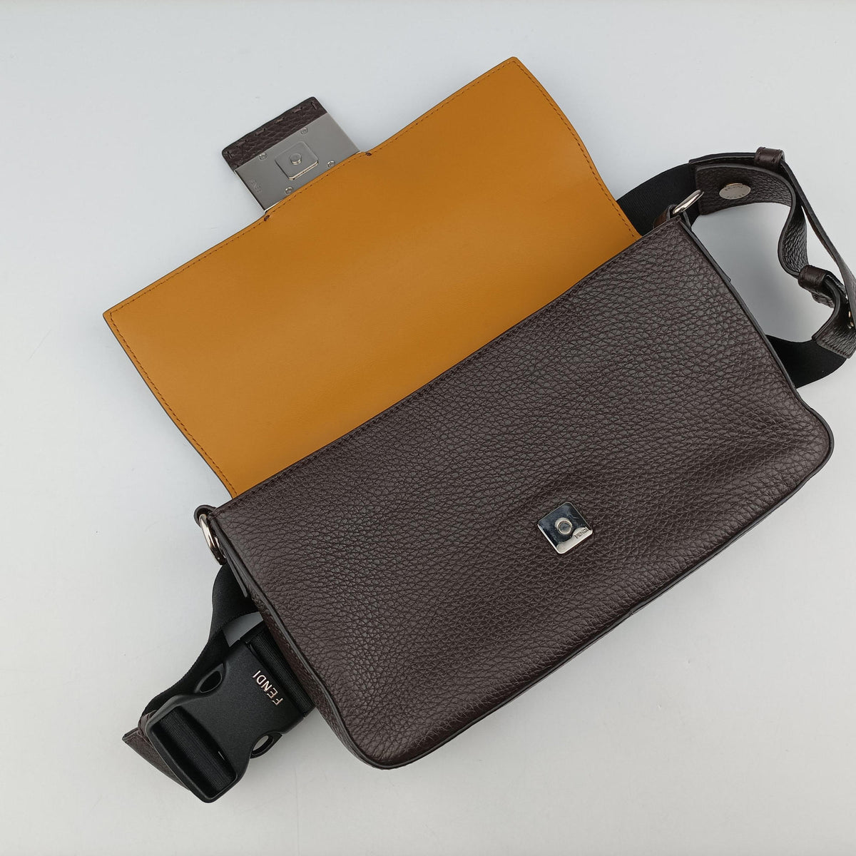 Secondhand Fendi Baguette Brown Leather 7VA472 shoulderbag | stylenewstar