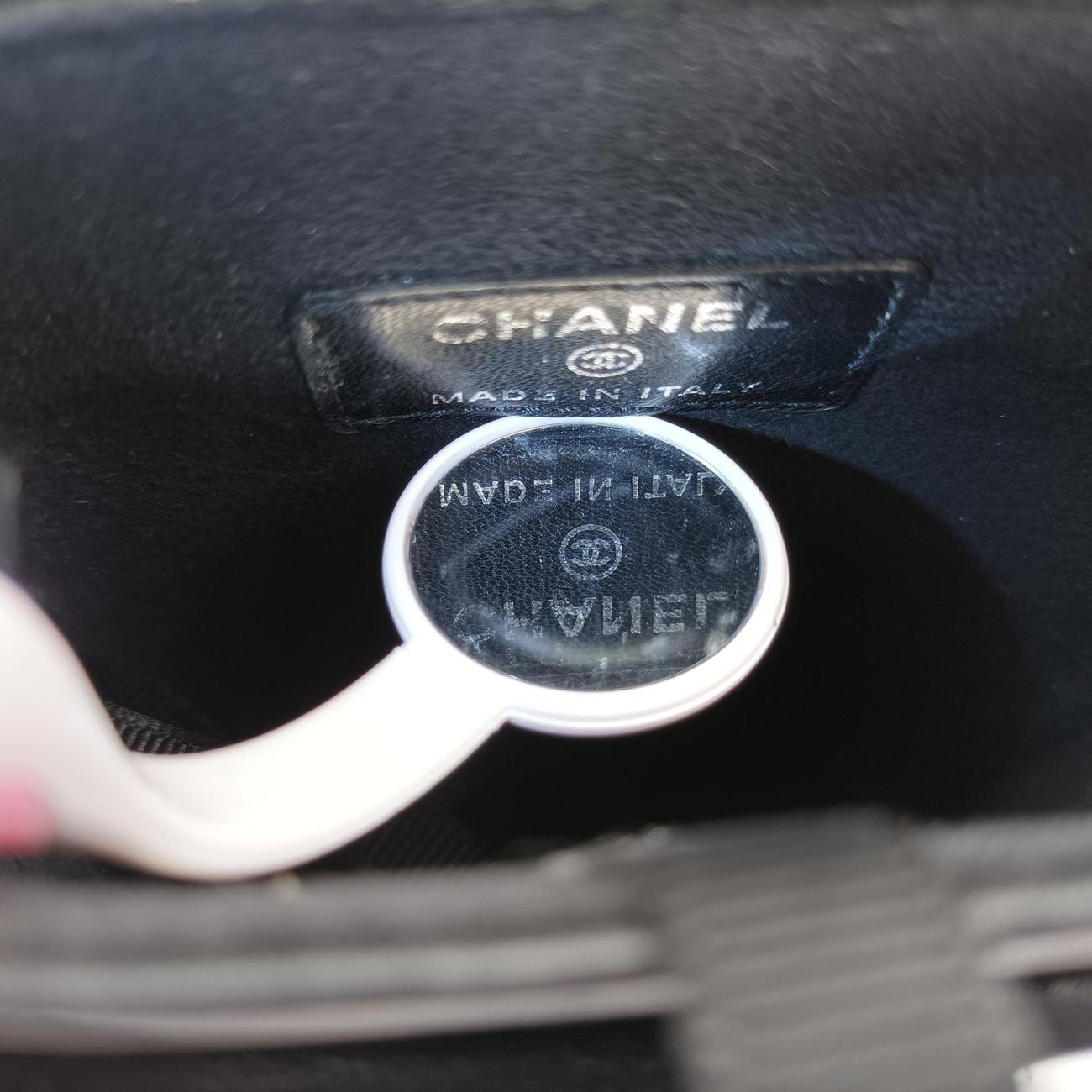 Secondhand Chanel Chanel CC  Phone Holder Black lambskin A94471 crossbodybag | stylenewstar