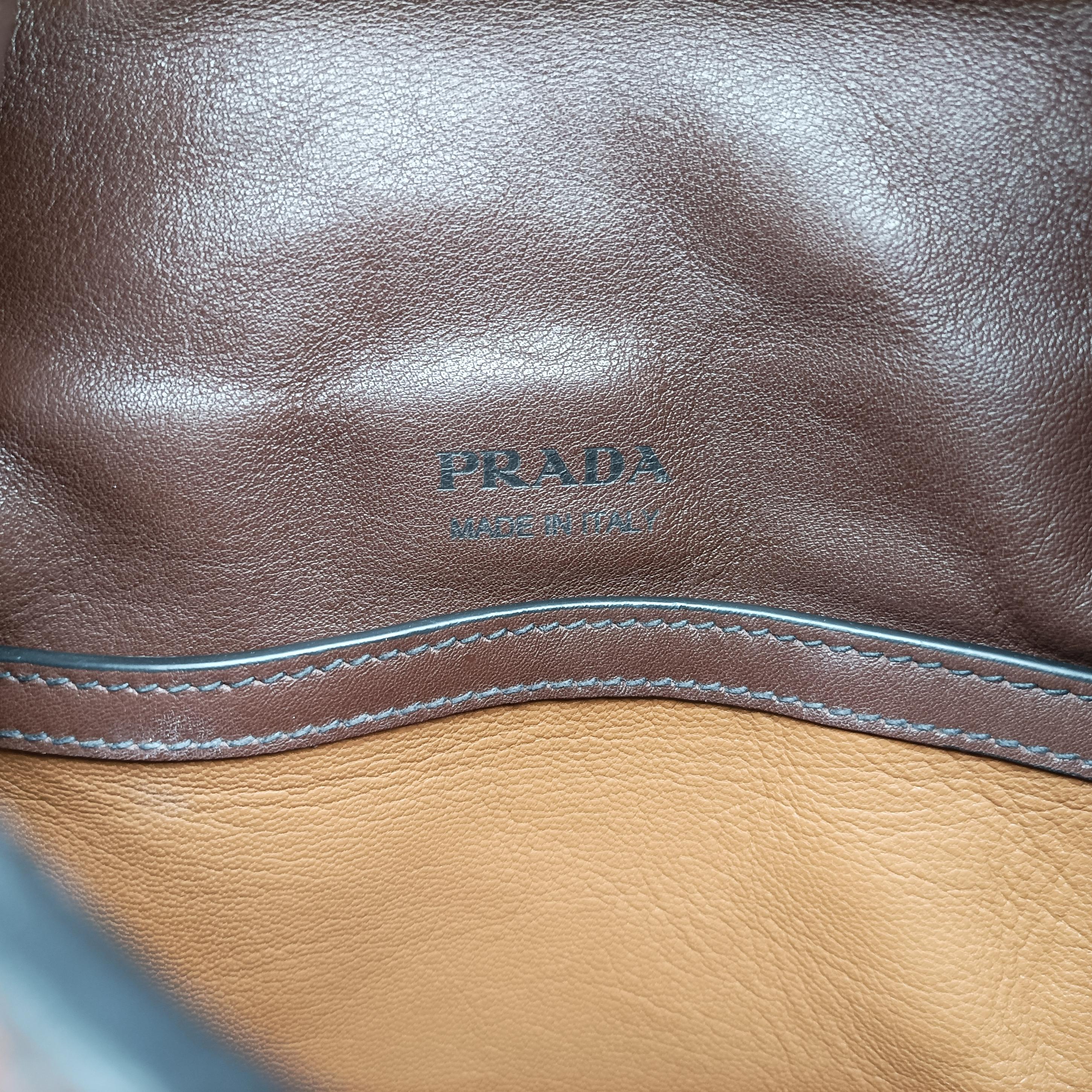 Secondhand Prada Vitello Daino Messenger Brown leather  shoulderbag | stylenewstar