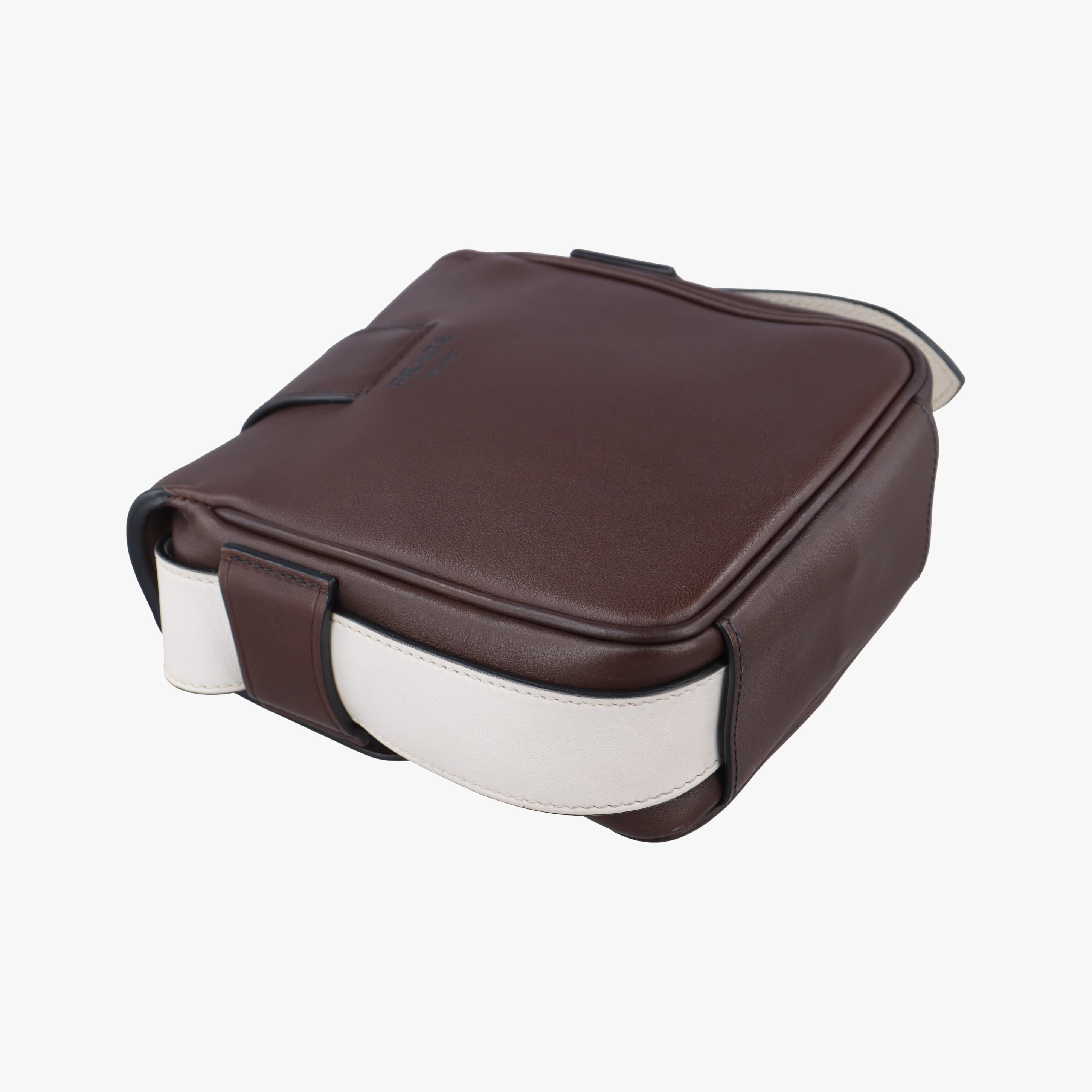 Secondhand Prada Vitello Daino Messenger Brown leather  shoulderbag | stylenewstar