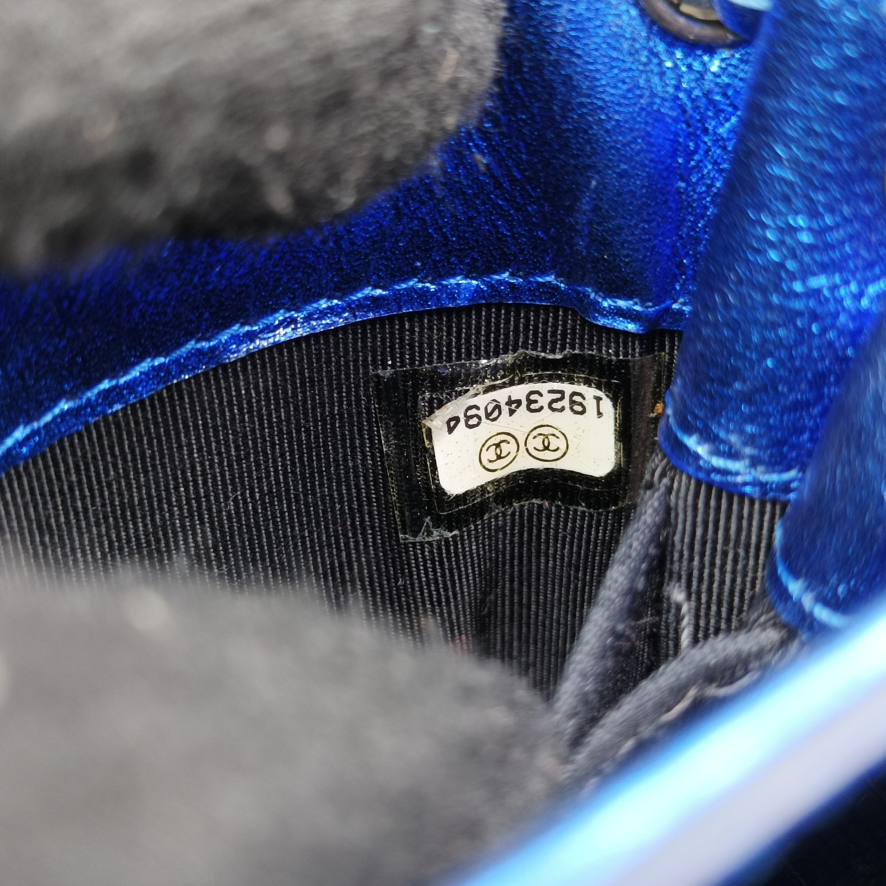 Pre-owned Chanel CC phone holder Blue Patent A92304 crossbodybag | stylenewstar