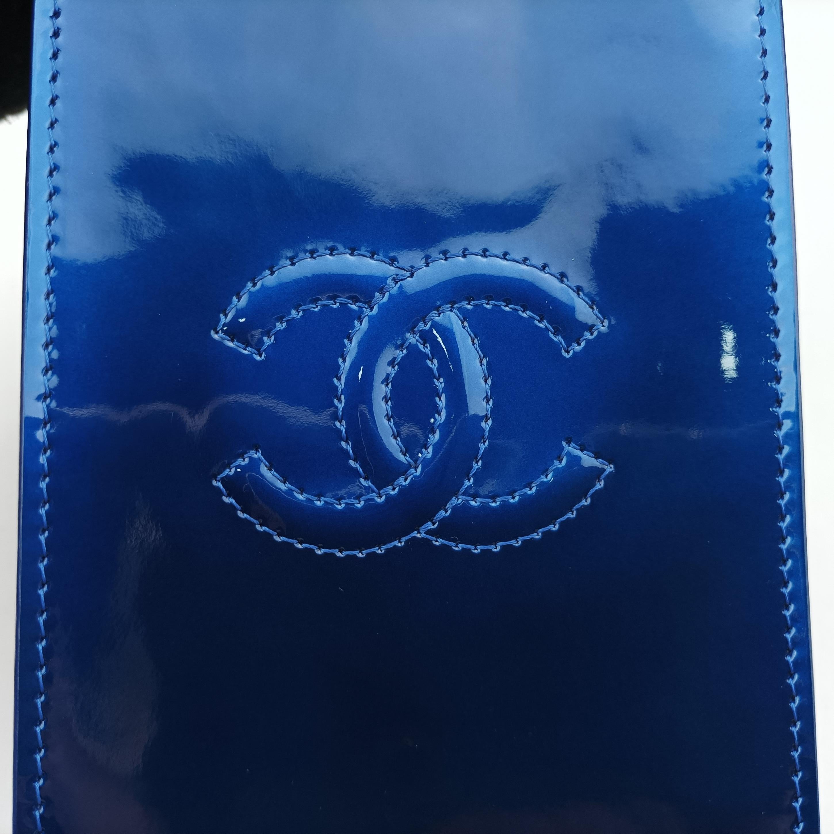 Pre-owned Chanel CC phone holder Blue Patent A92304 crossbodybag | stylenewstar