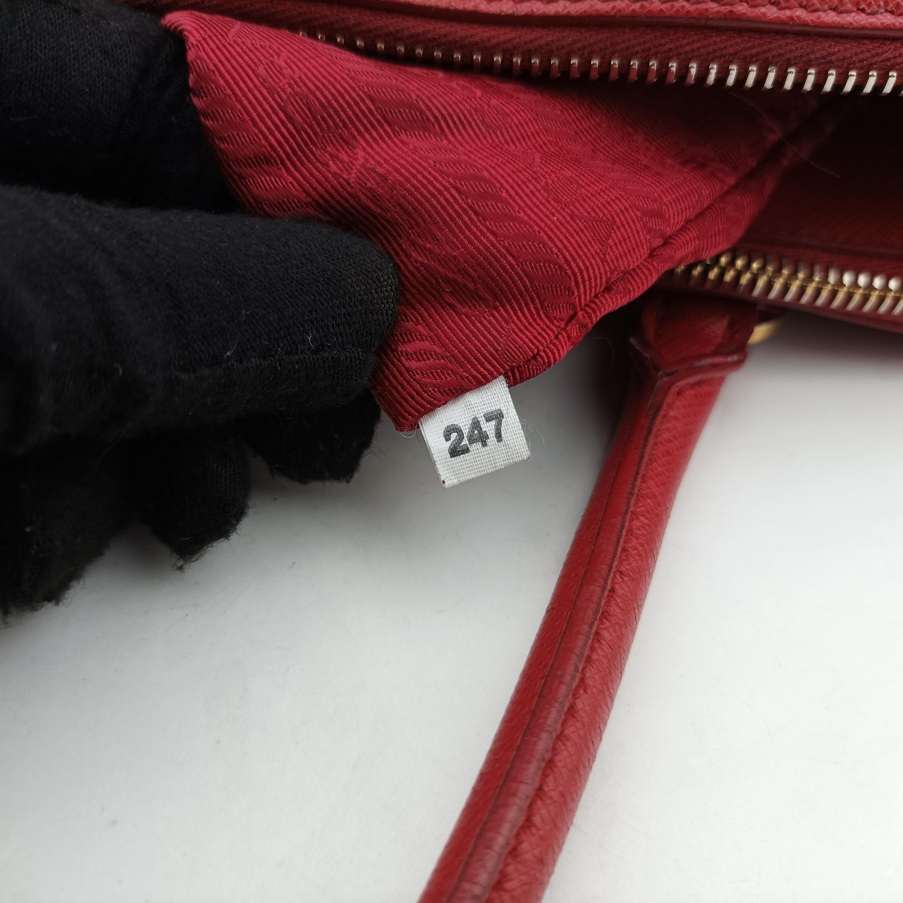 Secondhand Prada Galleria Red SAFFIANO Leather BN2274 shoulderbag | stylenewstar