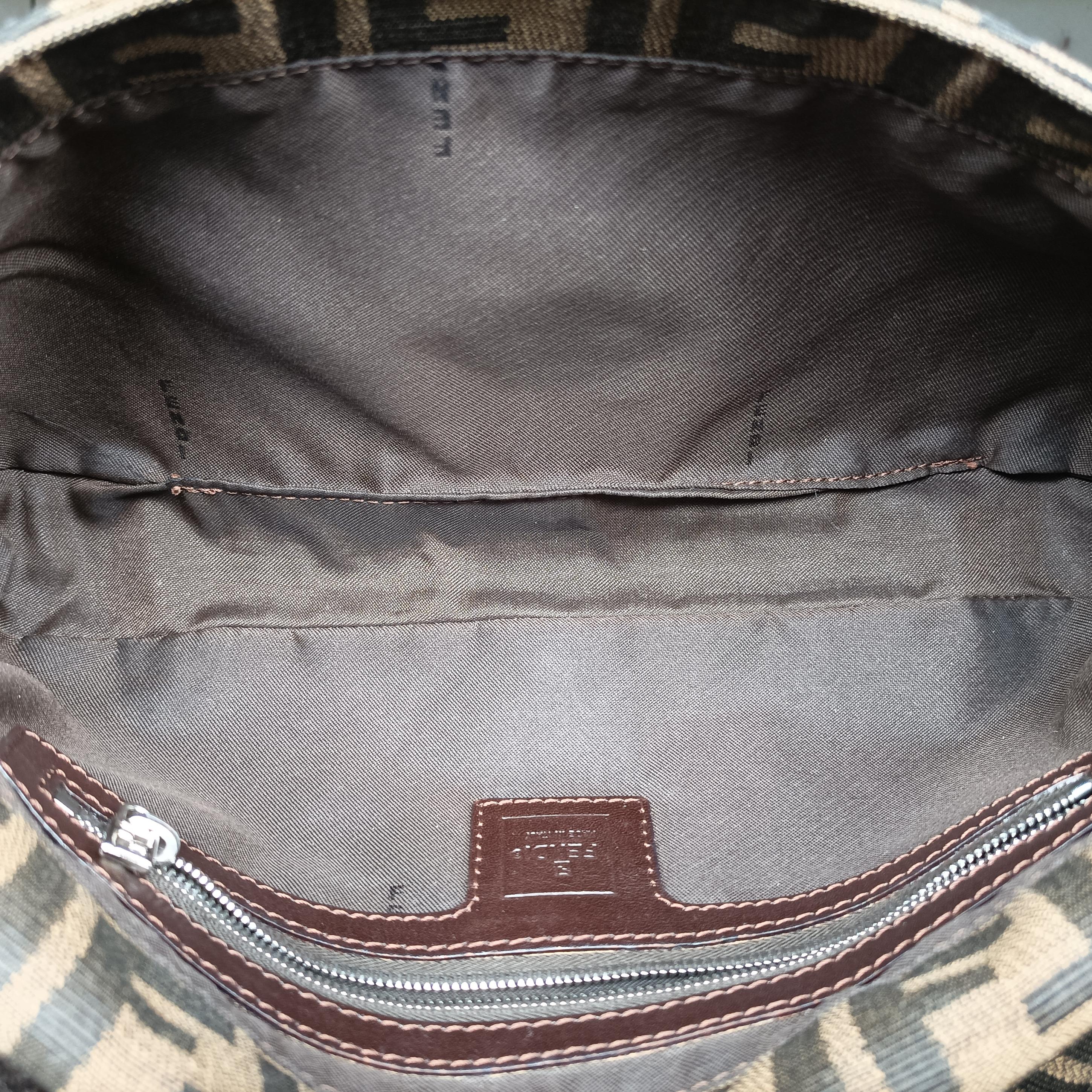 Pre-owned Fendi Baguette Brown fabric 26424 shoulderbag | stylenewstar
