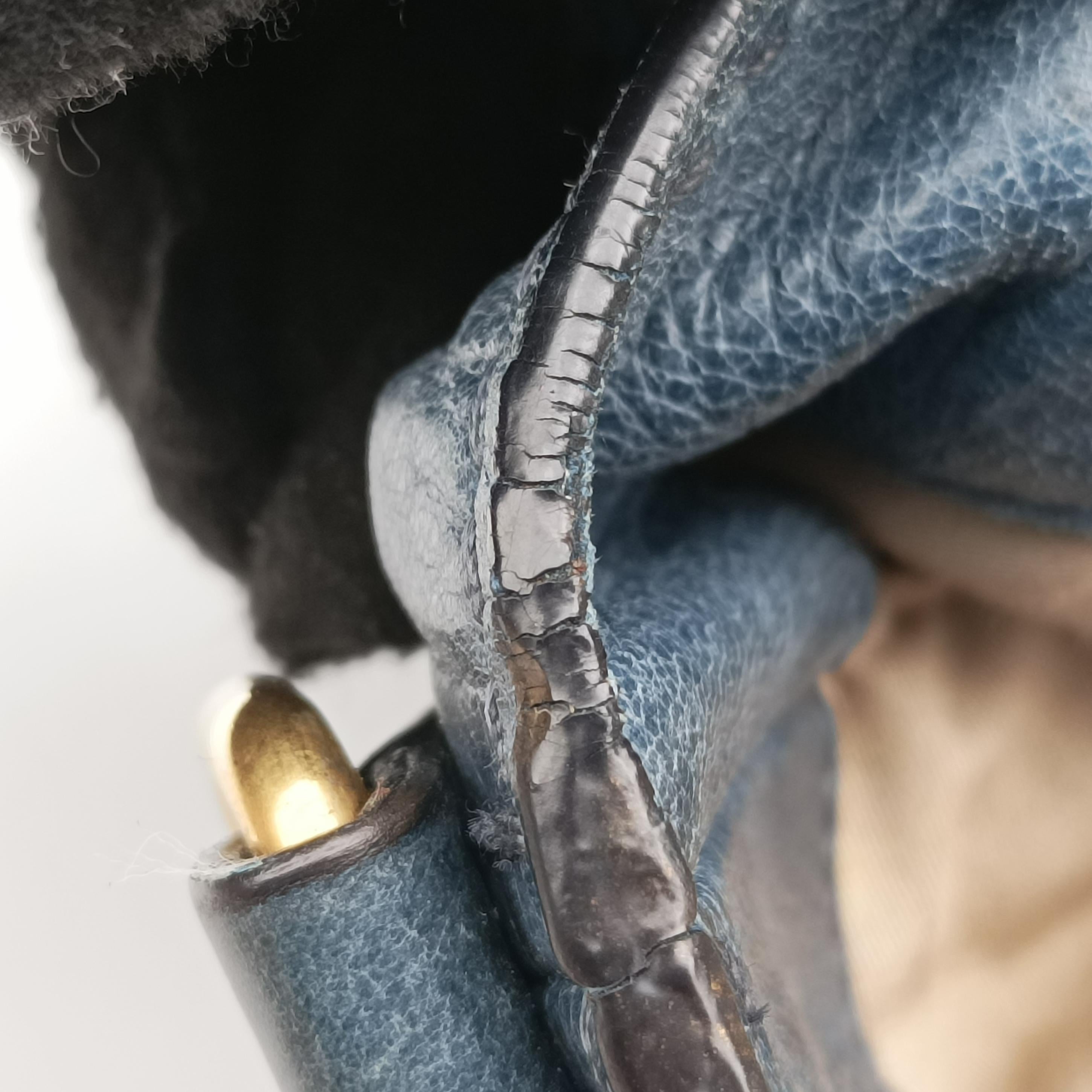 Pre-owned Miu Miu heart charm Blue Leather  shoulderbag | stylenewstar