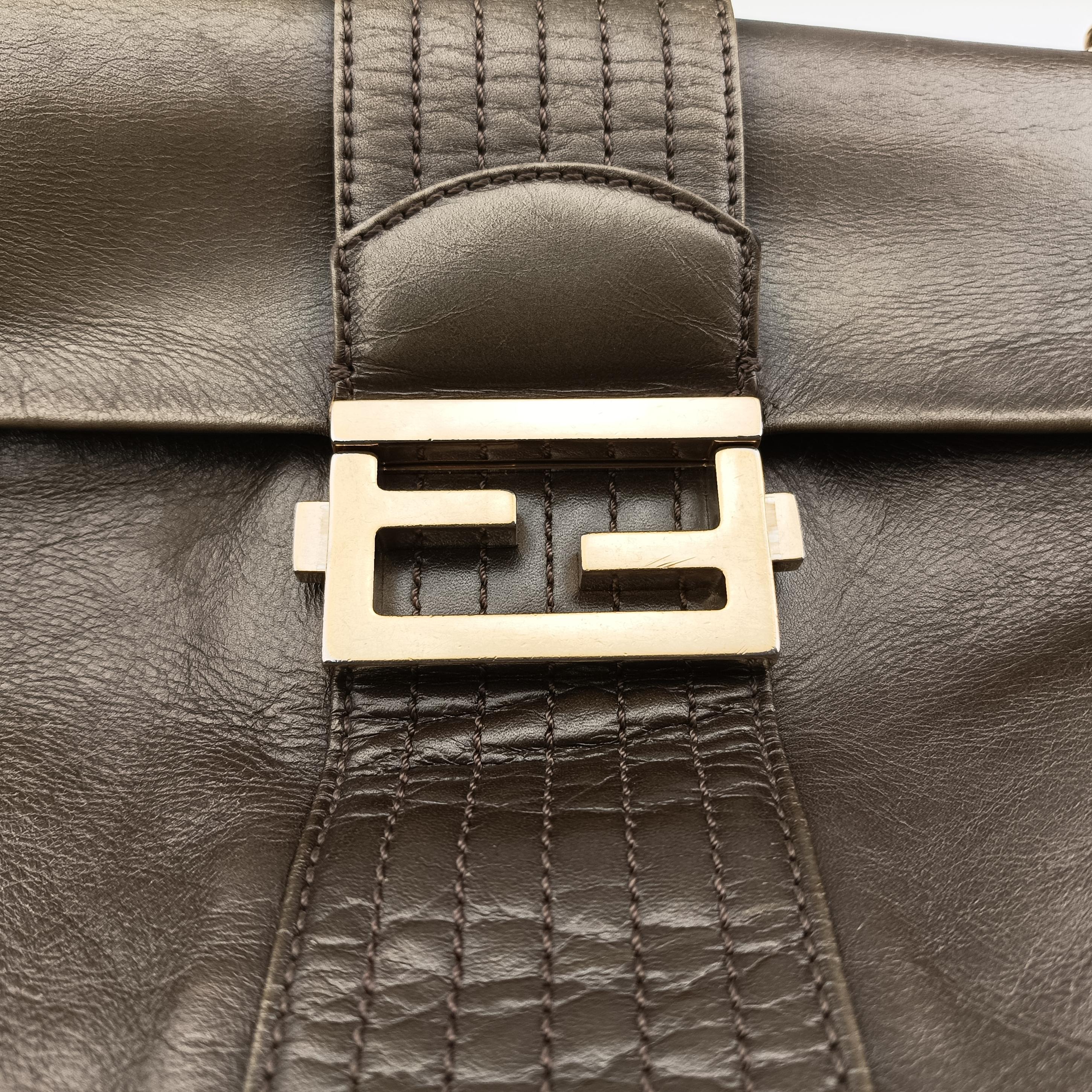 Pre-owned Fendi Maxi Baguette Flap Golden Leather 8BT143 shoulderbag | stylenewstar
