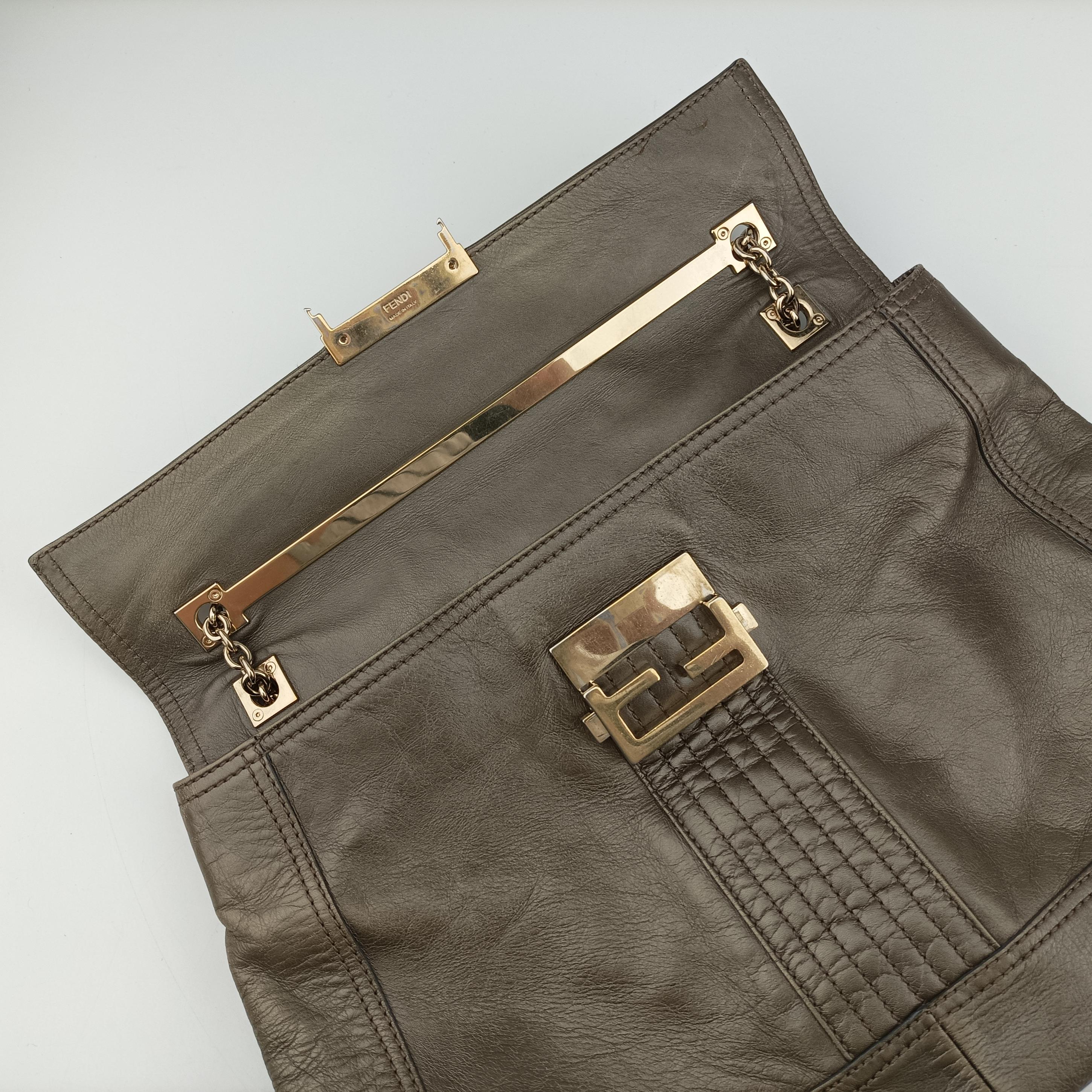 Pre-owned Fendi Maxi Baguette Flap Golden Leather 8BT143 shoulderbag | stylenewstar