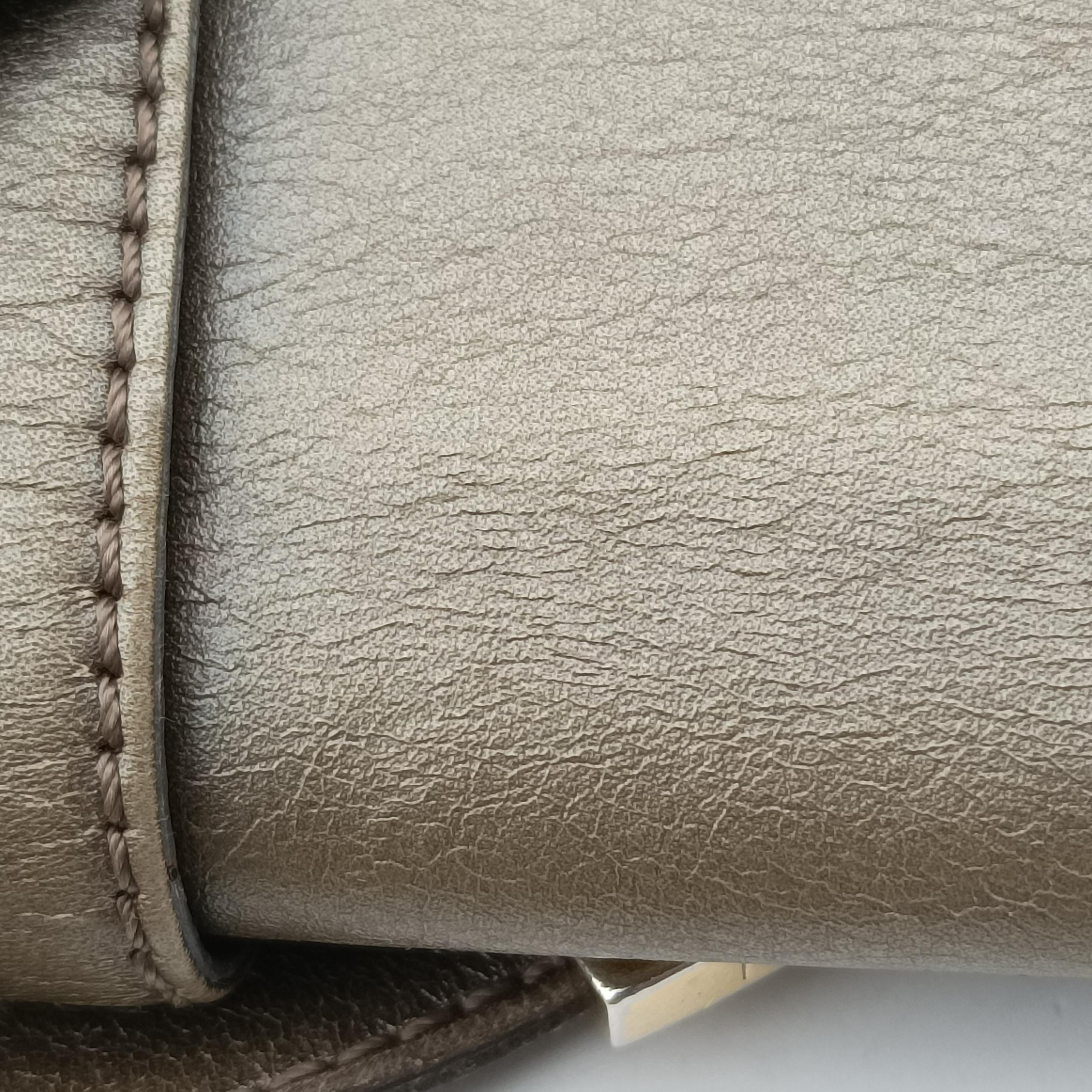 Pre-owned Fendi Maxi Baguette Flap Golden Leather 8BT143 shoulderbag | stylenewstar