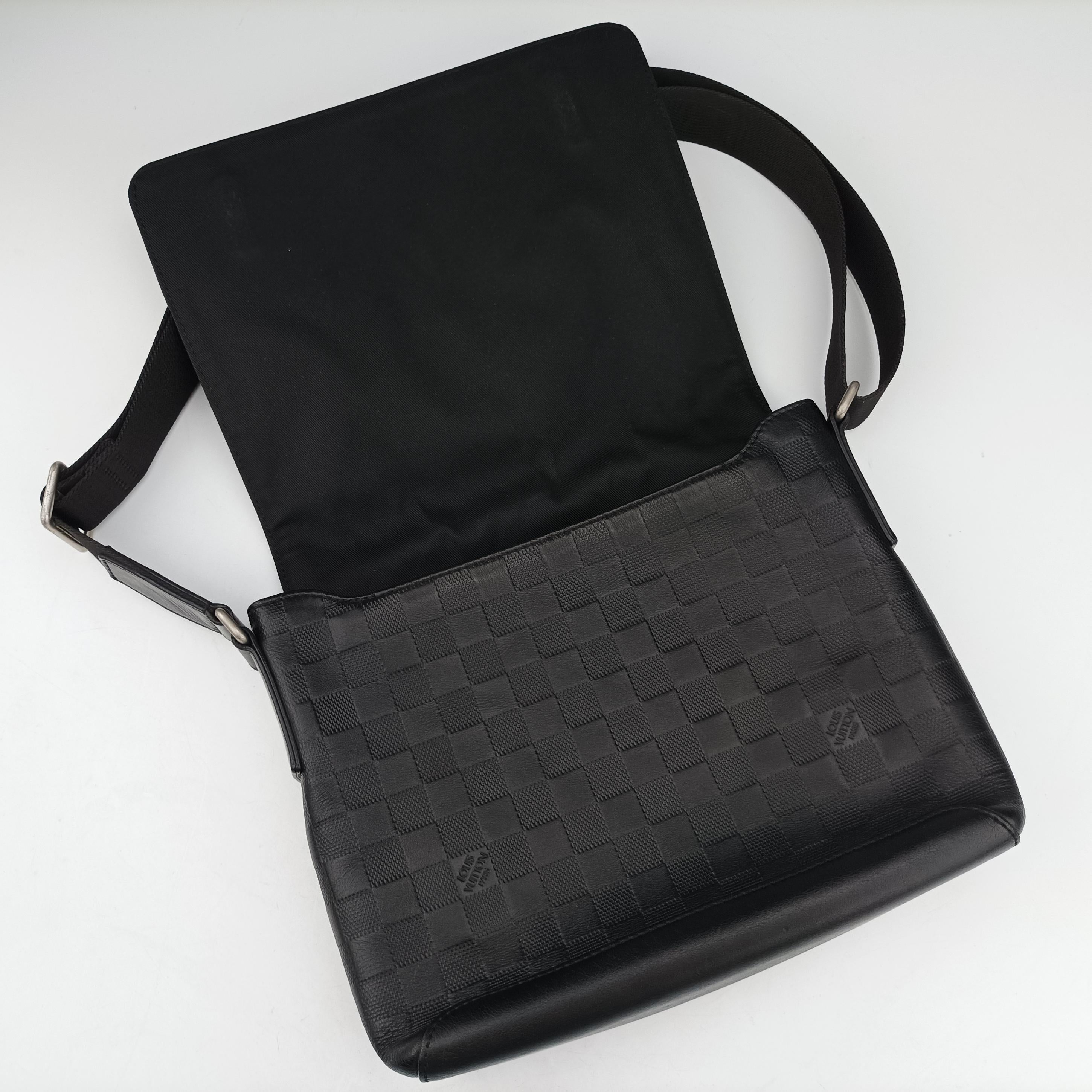 Vintage Louis Vuitton District PM Noir Damier Infini Leather N41033 shoulderbag | stylenewstar