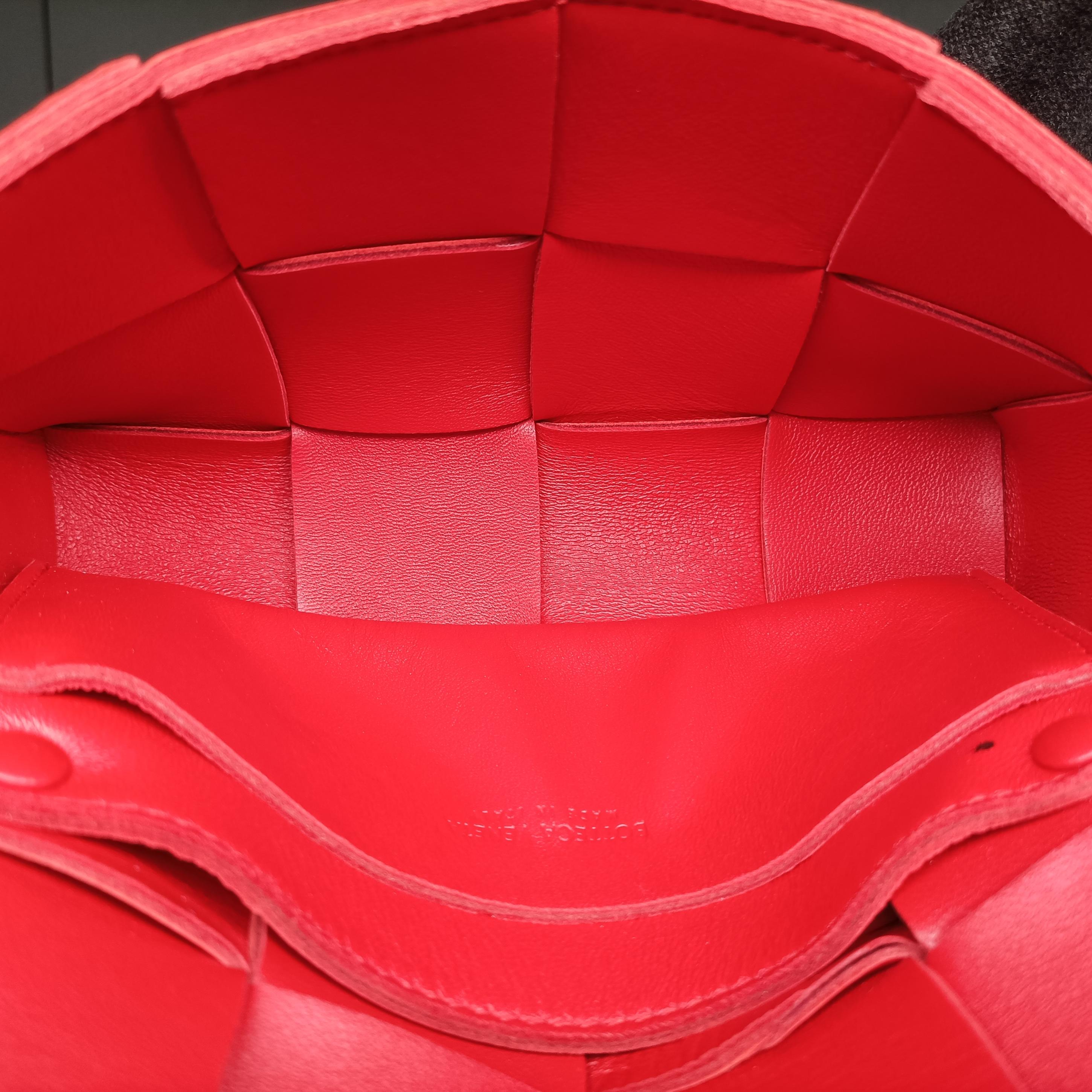 Pre-owned Bottega Veneta CASSETTE Red lambskin  bum bag/waist bag | stylenewstar