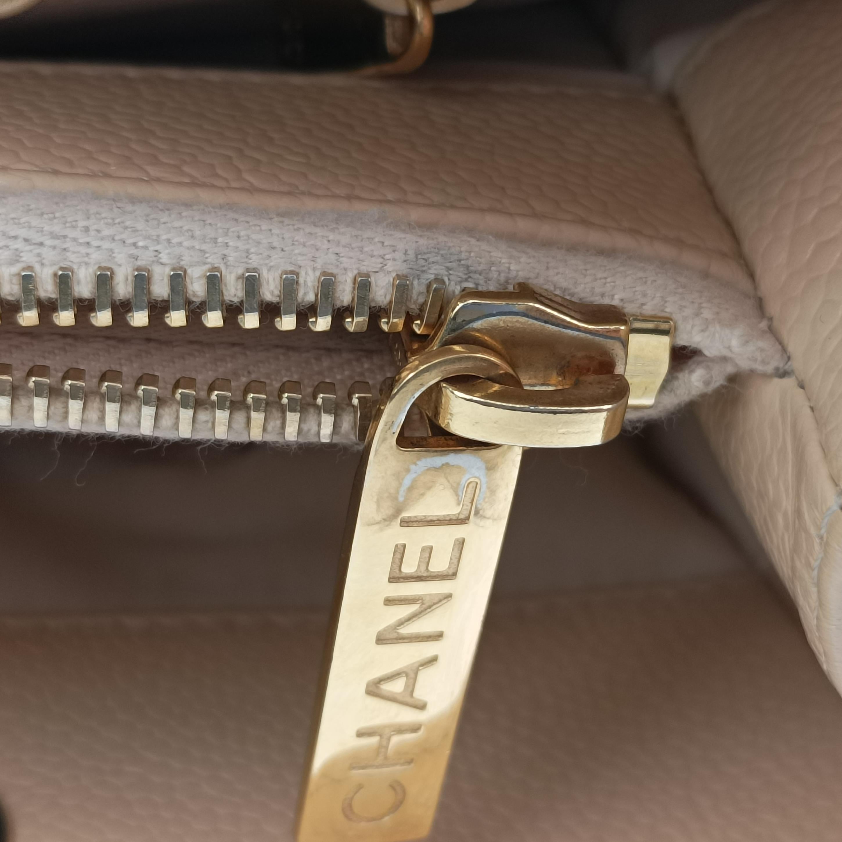 Pre-owned Chanel Matelasse Cocomark GST Beige caviar skin A50995 shoulderbag | stylenewstar