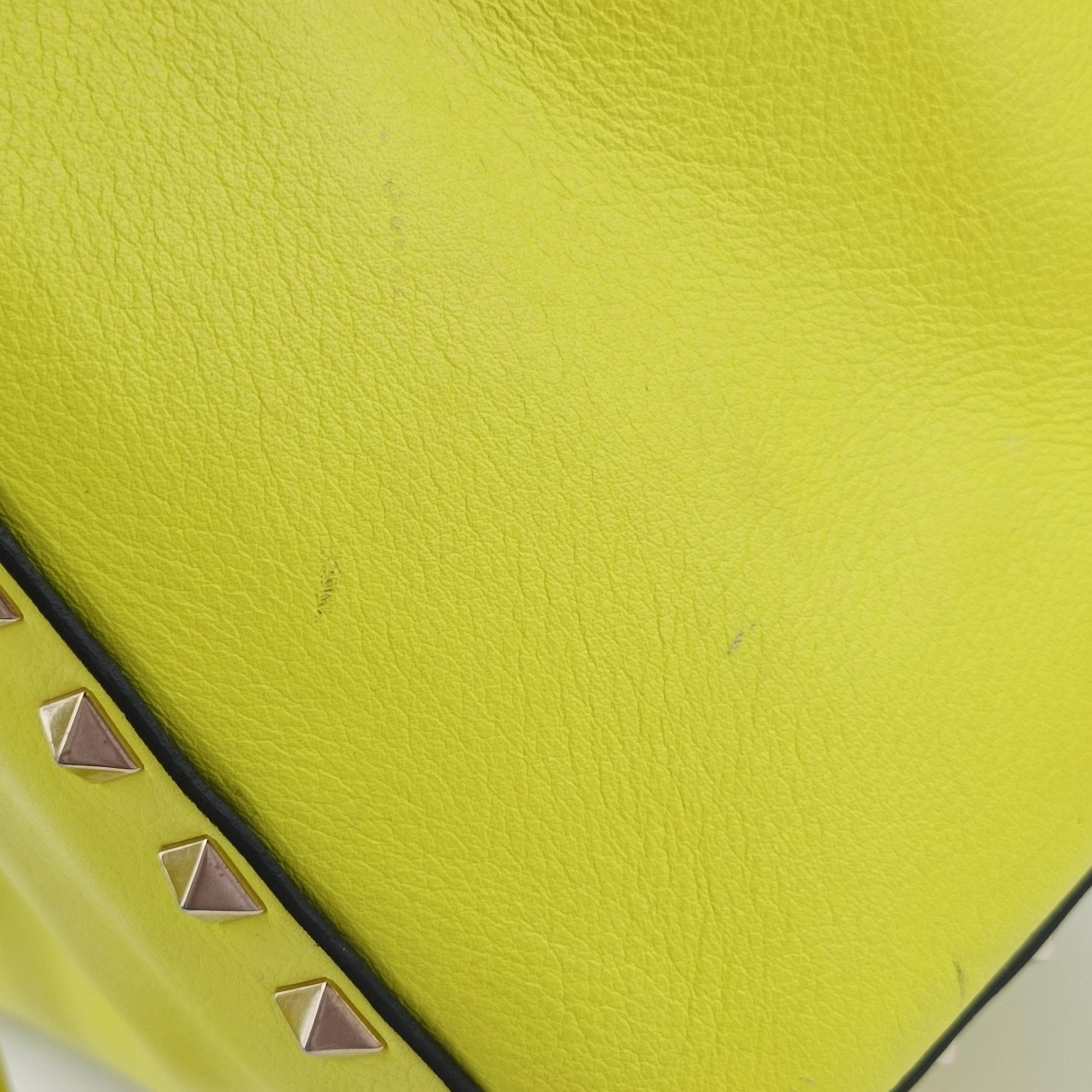 Pre-owned Valentino Rockstud Yellow Leather  shoulderbag | stylenewstar