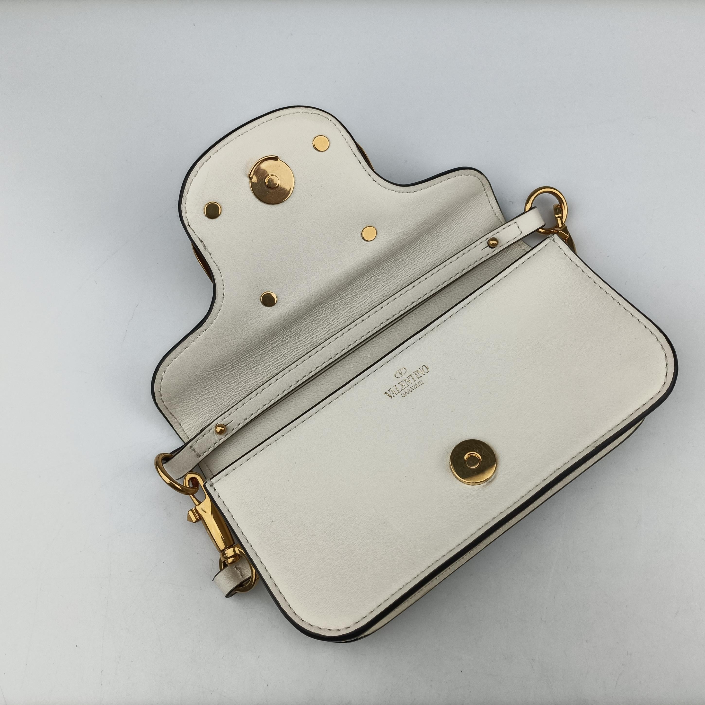 Pre-owned Valentino Garavani Loco White Leather  handbag | stylenewstar