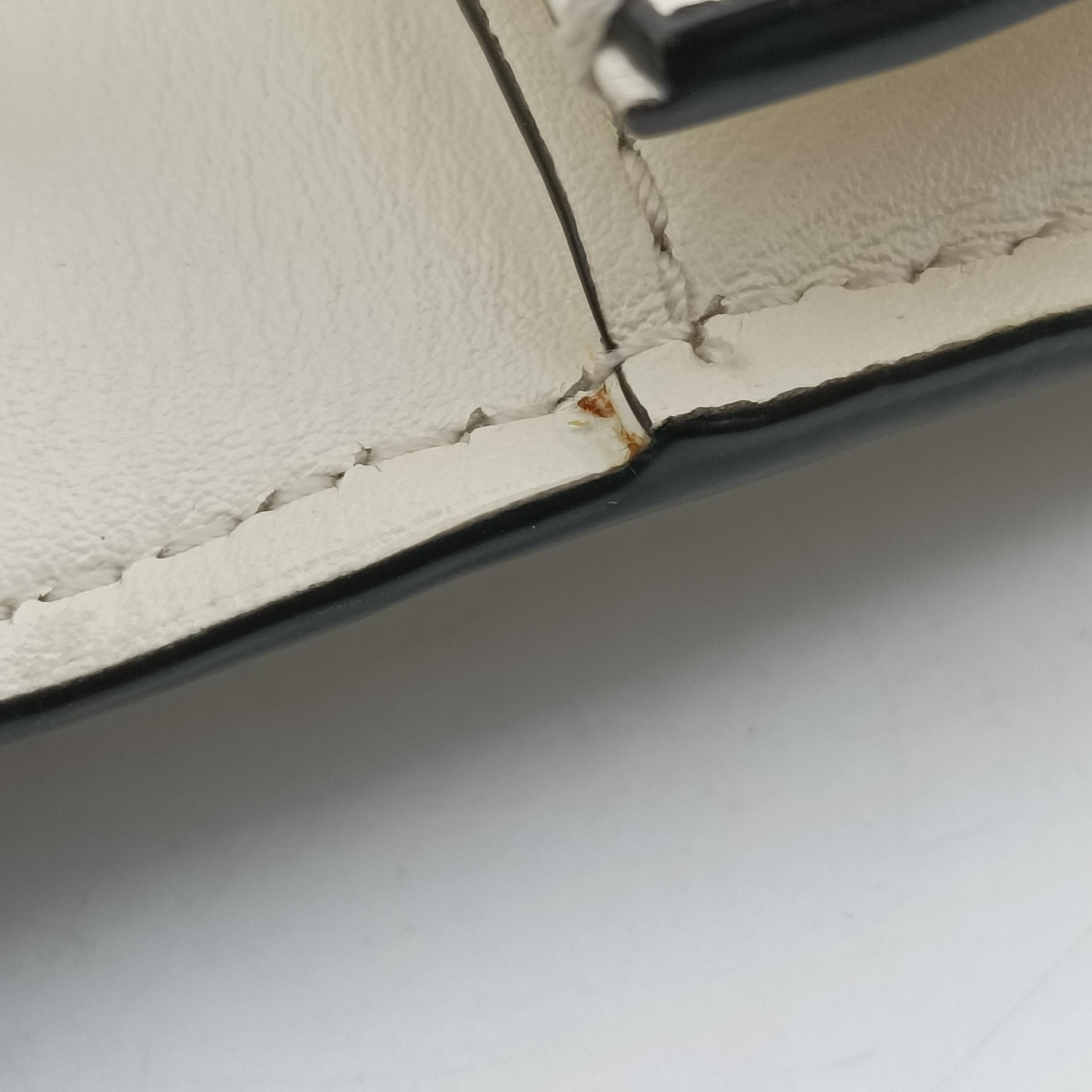 Pre-owned Valentino Garavani Loco White Leather  handbag | stylenewstar