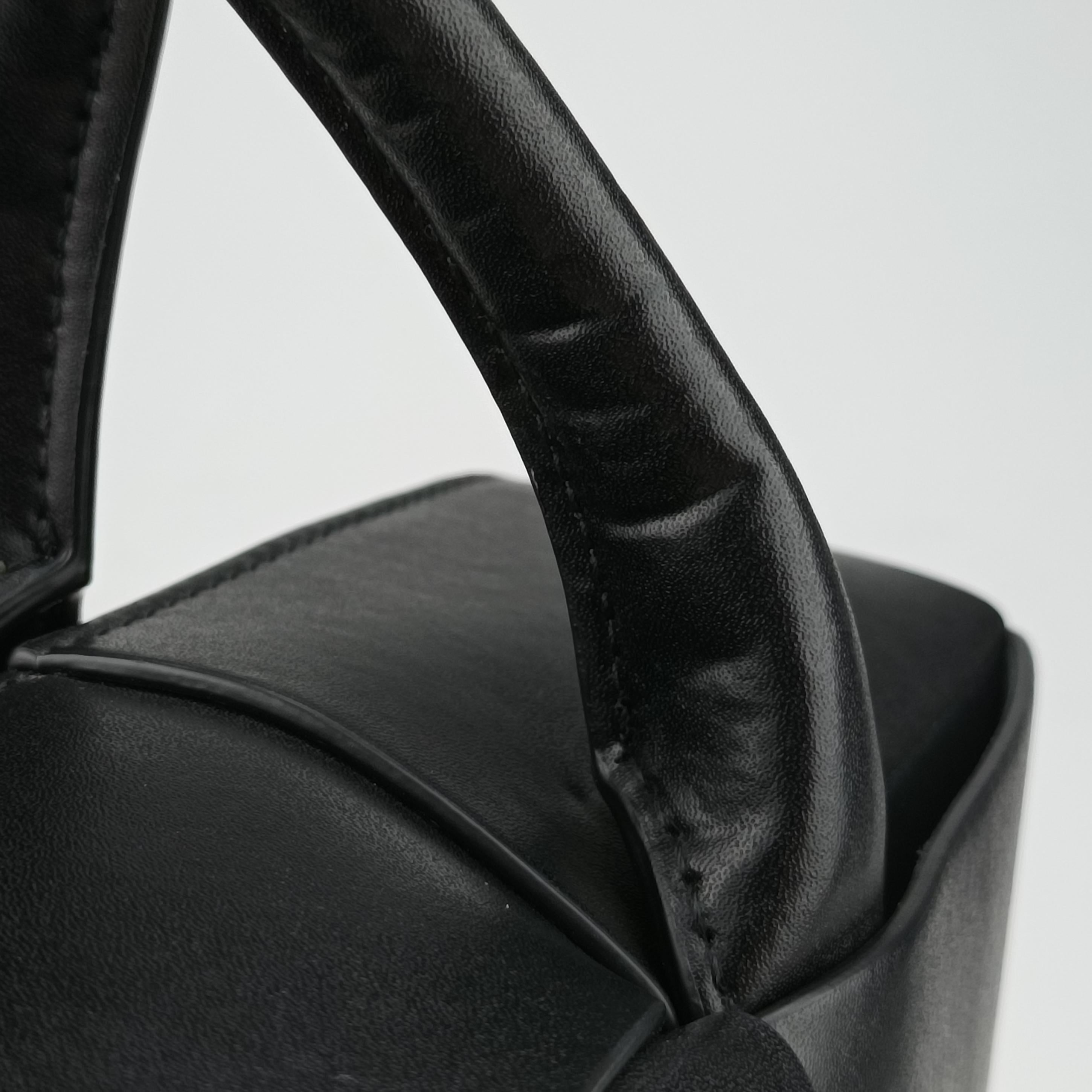 Pre-owned Bottega Veneta The Arcotote Black lambskin  shoulderbag | stylenewstar