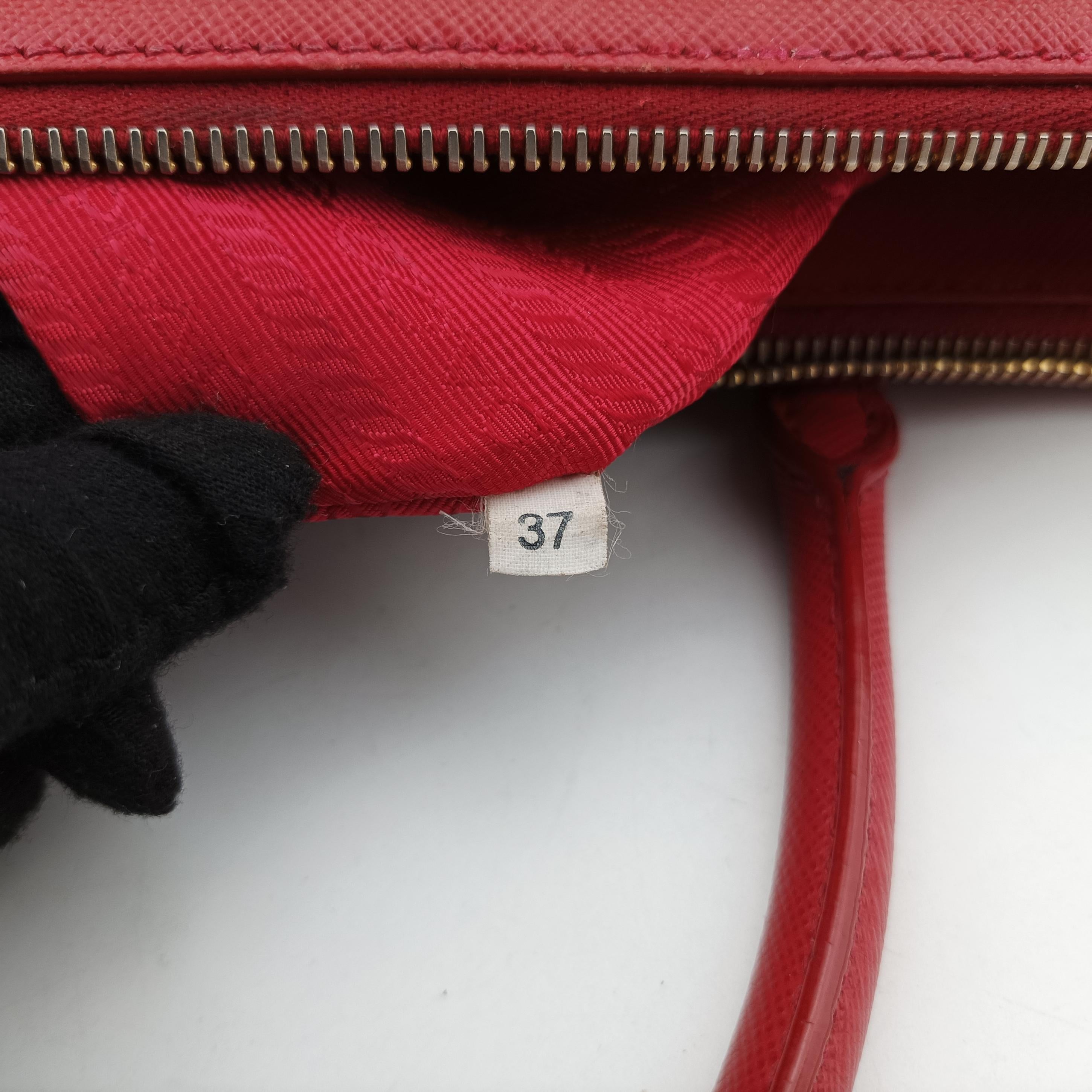 Secondhand Prada Galleria Red SAFFIANO Leather BN2274 shoulderbag | stylenewstar