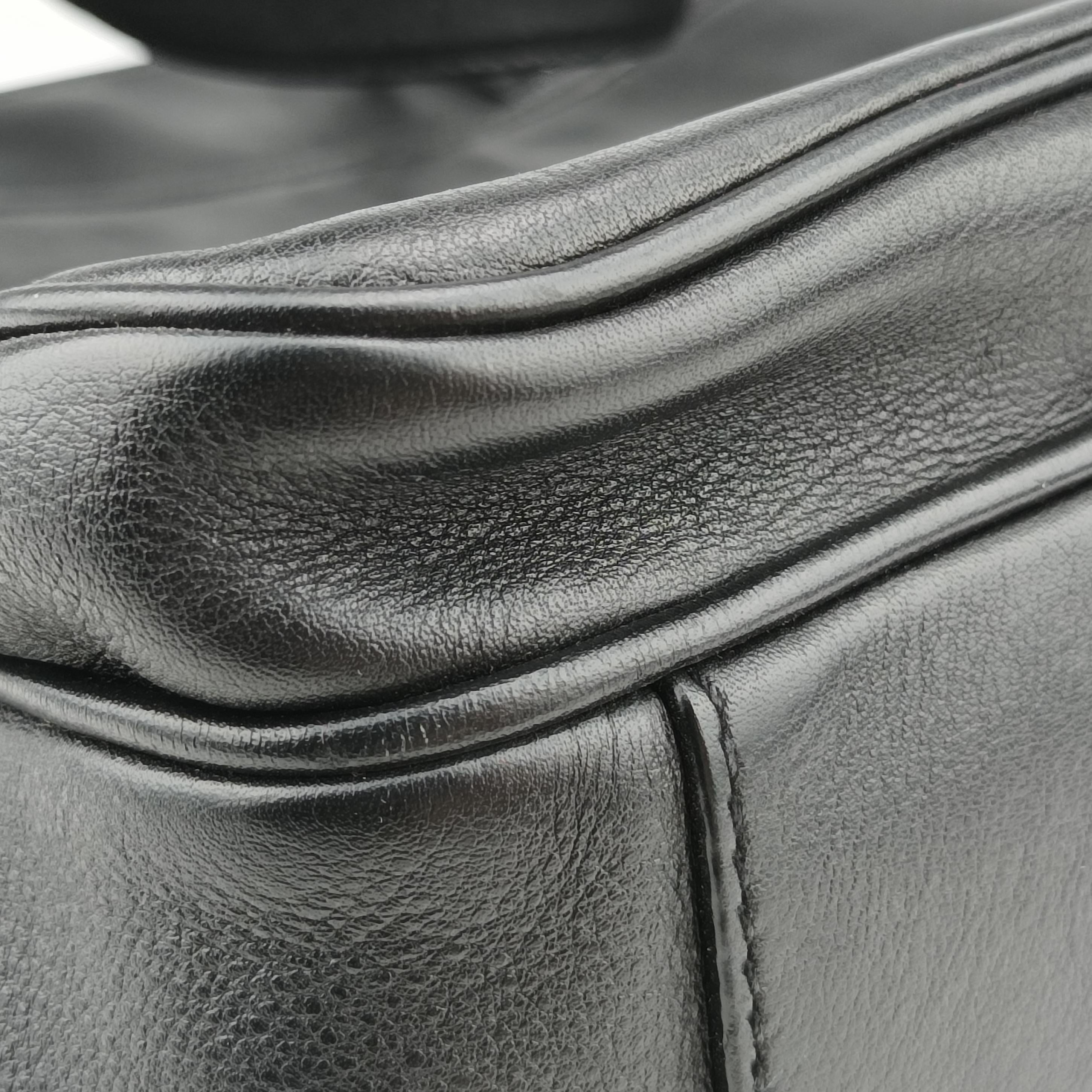 Pre-owned Prada triangle logo plate Black leather 2VG033 shoulderbag | stylenewstar