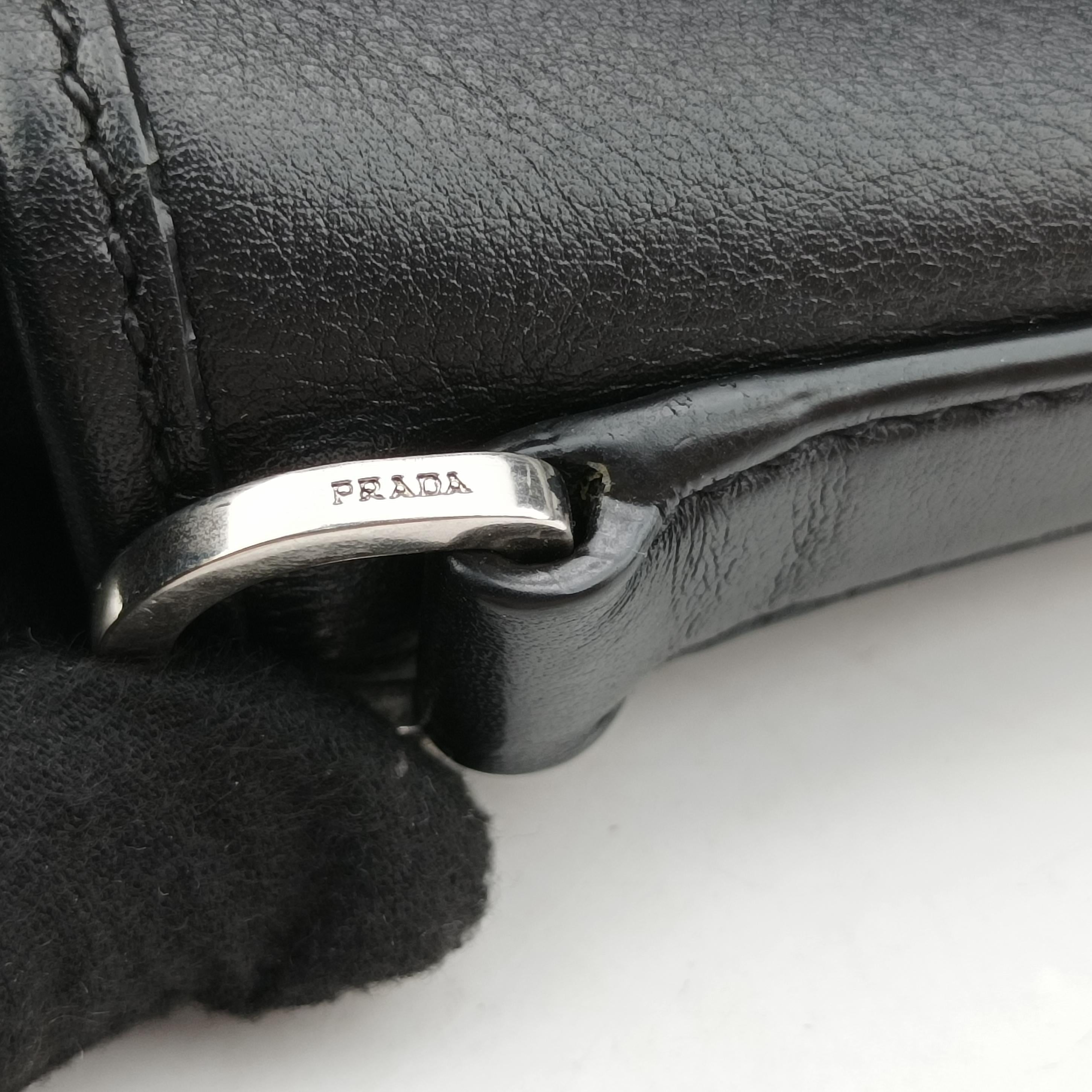Pre-owned Prada triangle logo plate Black leather 2VG033 shoulderbag | stylenewstar
