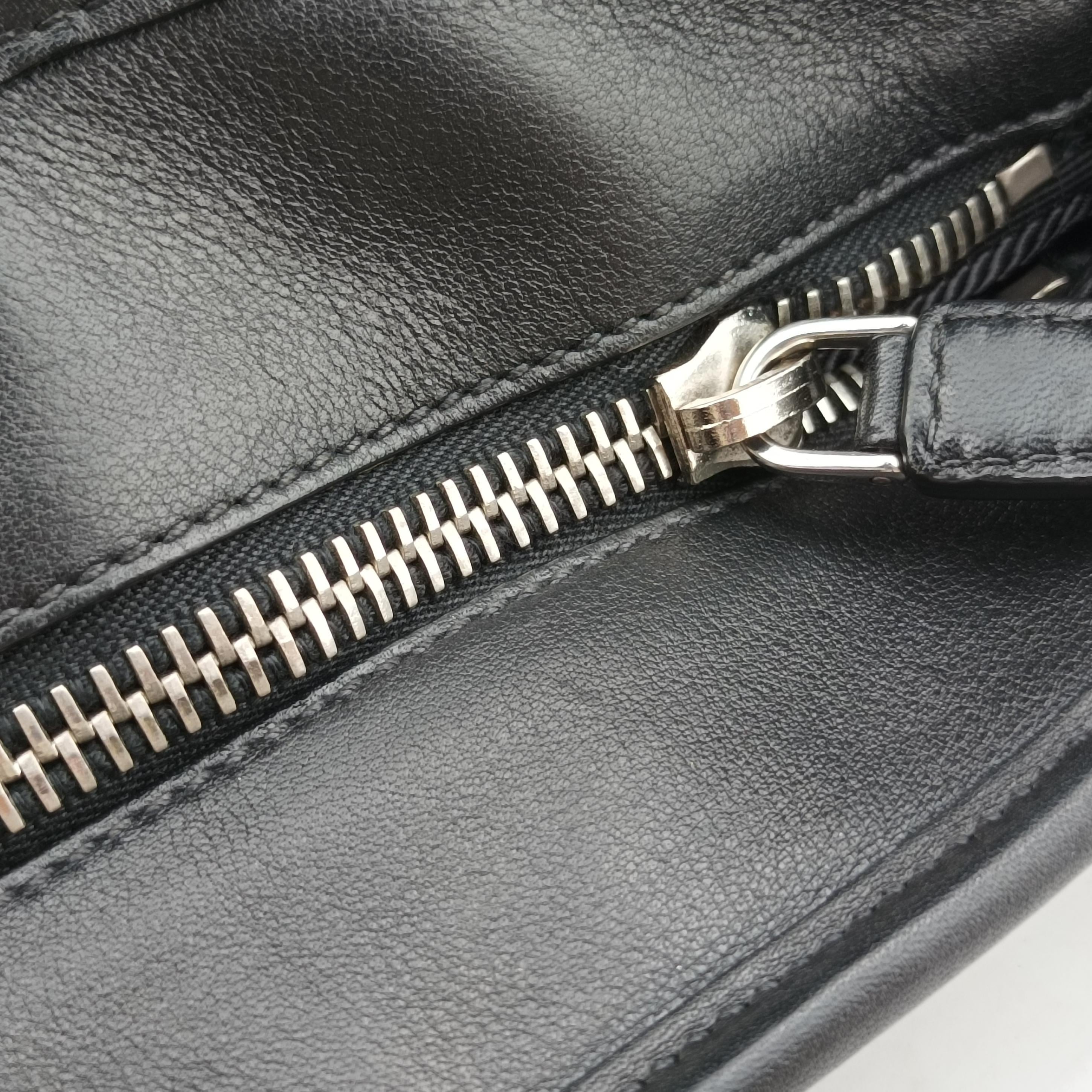 Pre-owned Prada triangle logo plate Black leather 2VG033 shoulderbag | stylenewstar