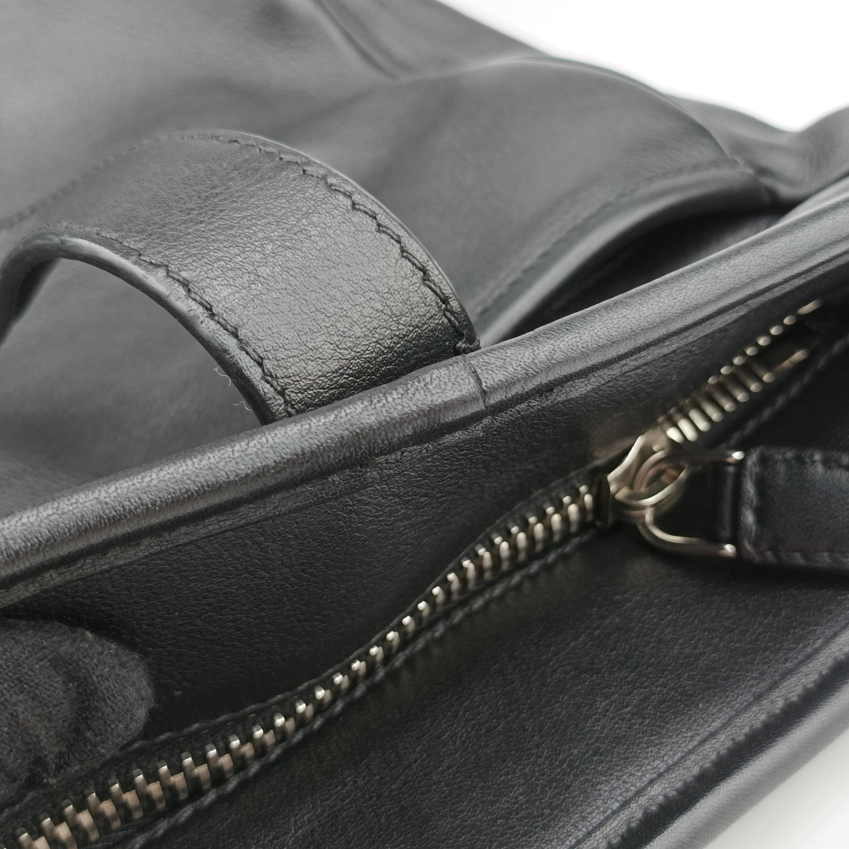 Pre-owned Prada triangle logo plate Black leather 2VG033 shoulderbag | stylenewstar
