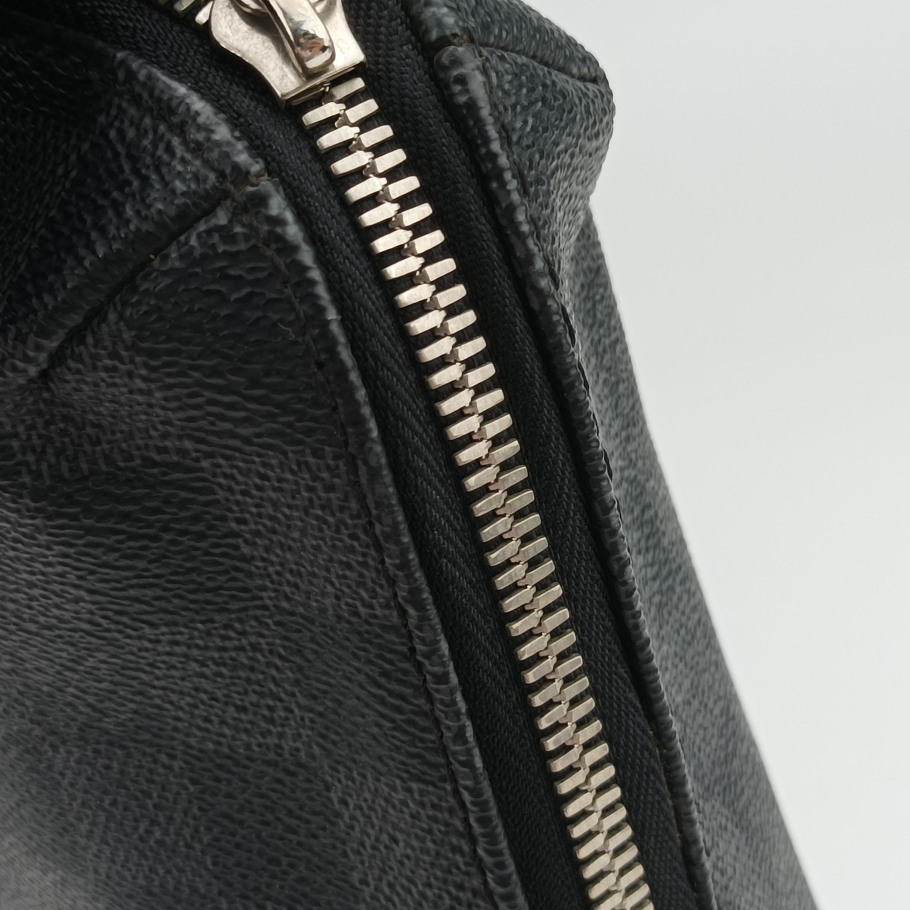 Pre-owned Louis Vuitton Porte Documents Jour Noir Damier Graphite N48224 handbag | stylenewstar