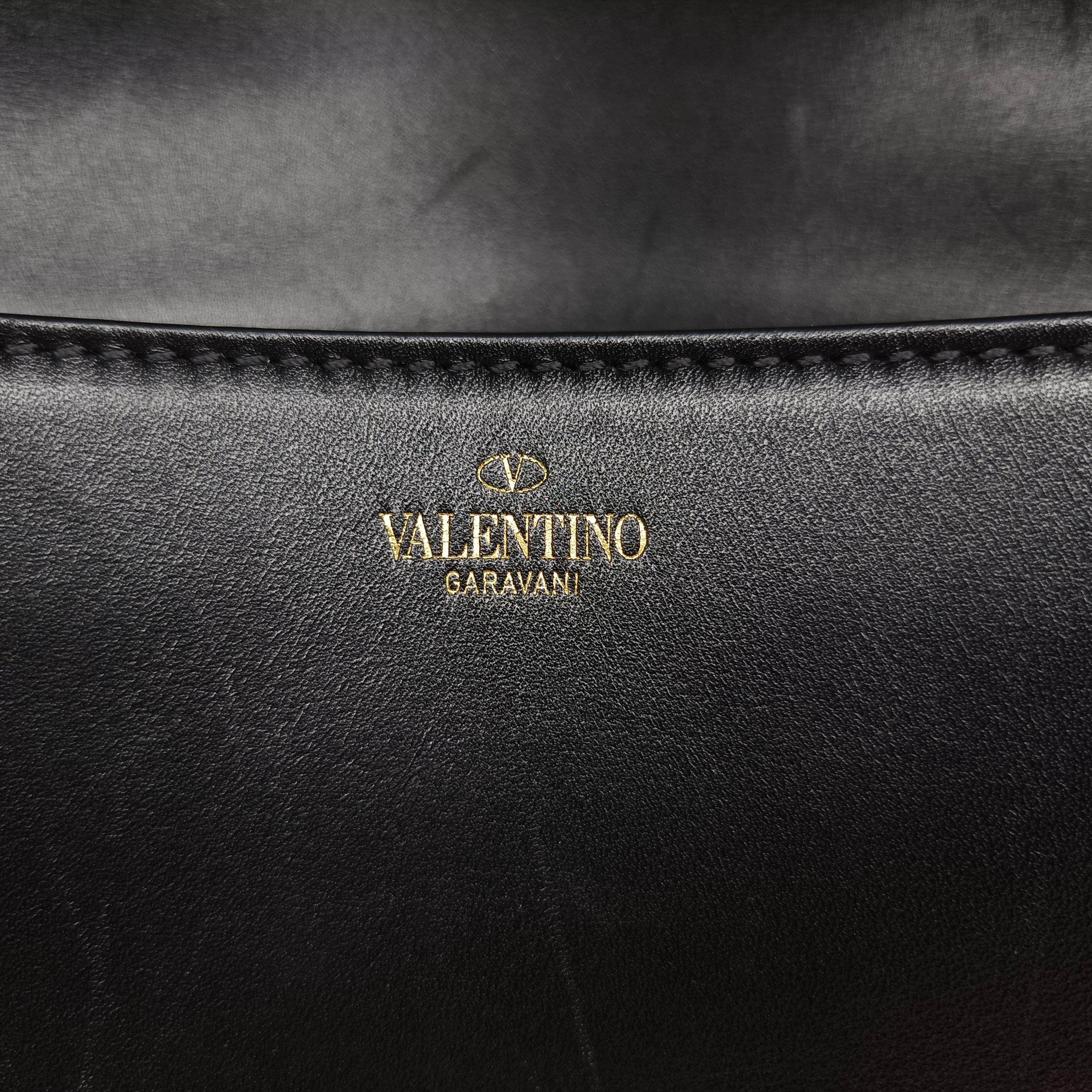 Pre-owned Valentino VLogo Black Leather  shoulderbag | stylenewstar