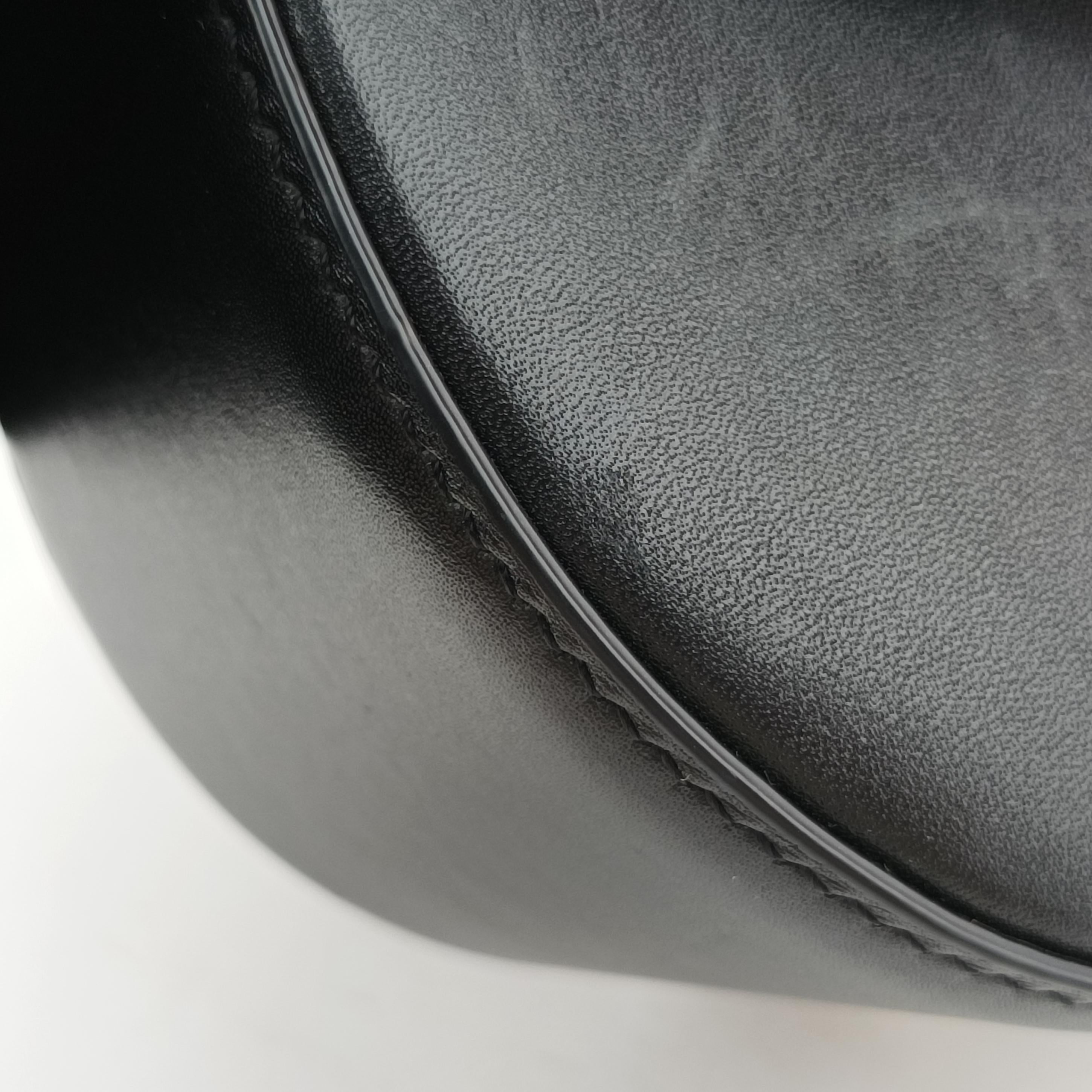 Pre-owned Valentino VLogo Black Leather  shoulderbag | stylenewstar