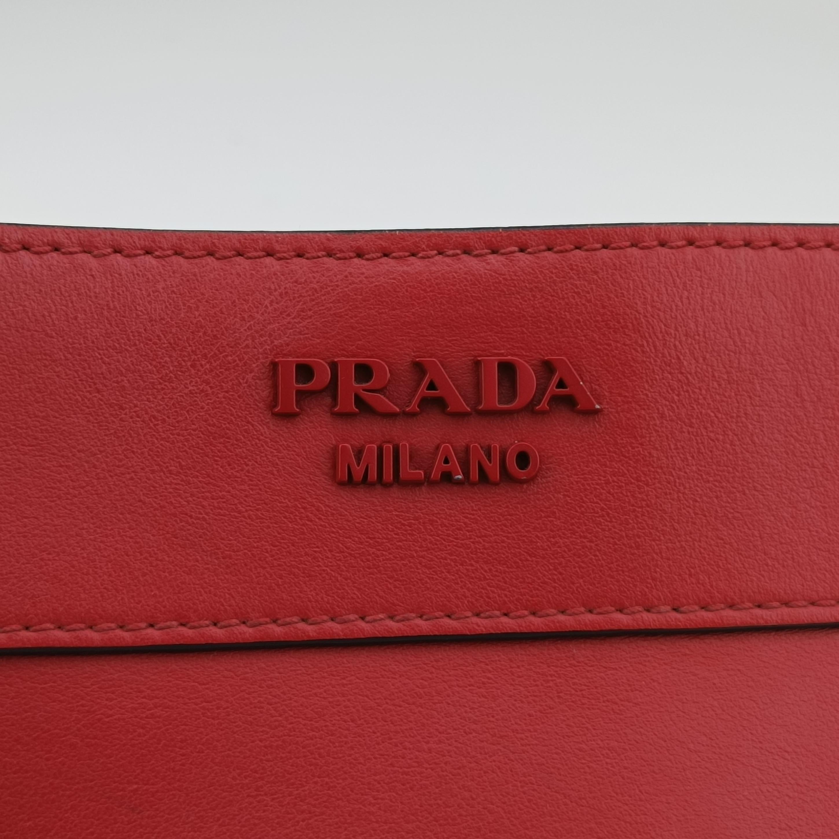 Vintage Prada Maggit Red × Black leather 1BC082 shoulderbag | stylenewstar